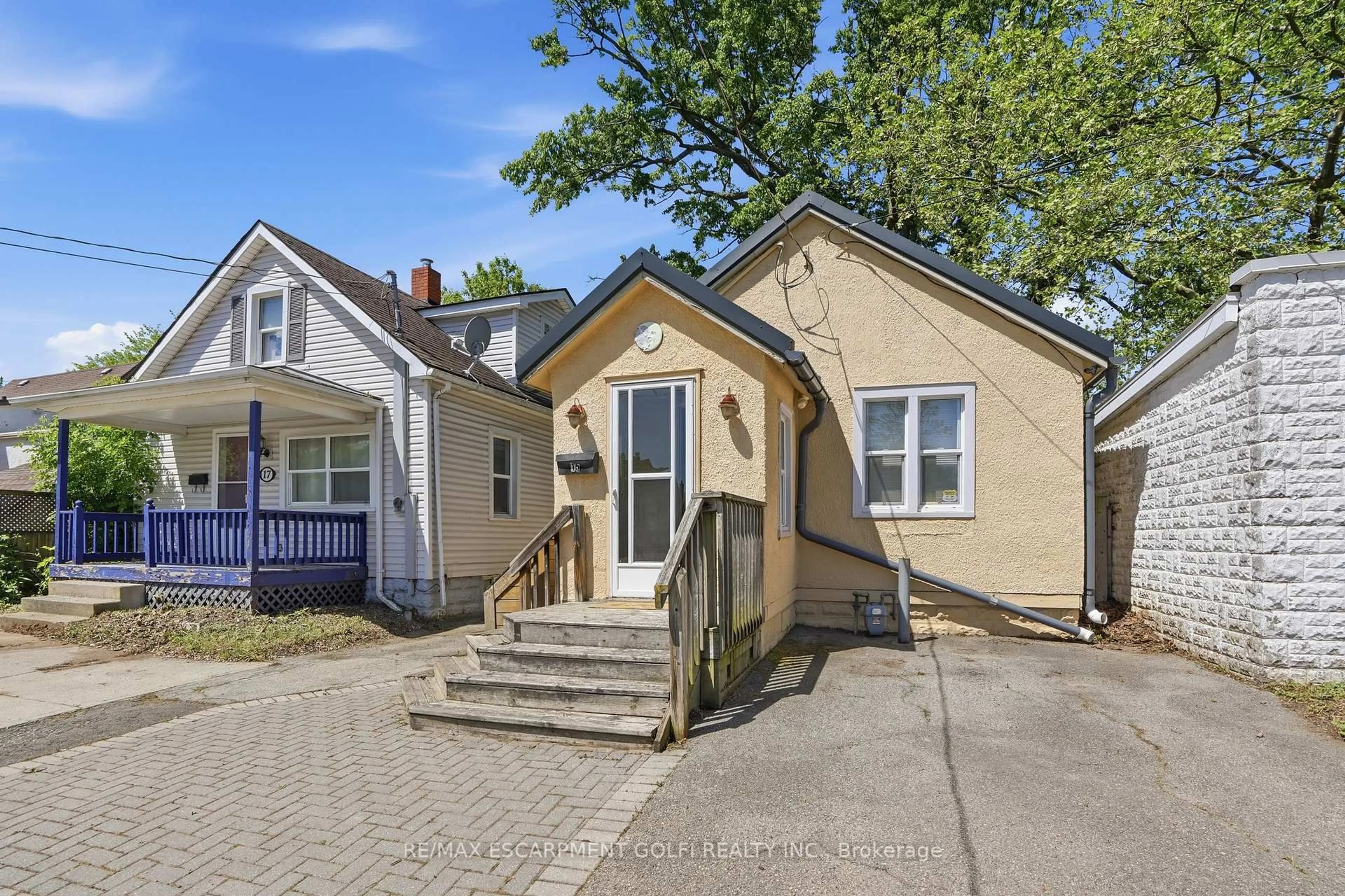 A pic from outside/outdoor area/front of a property/back of a property/a pic from drone, street for 15 Kent St, Welland Ontario L3B 3G9