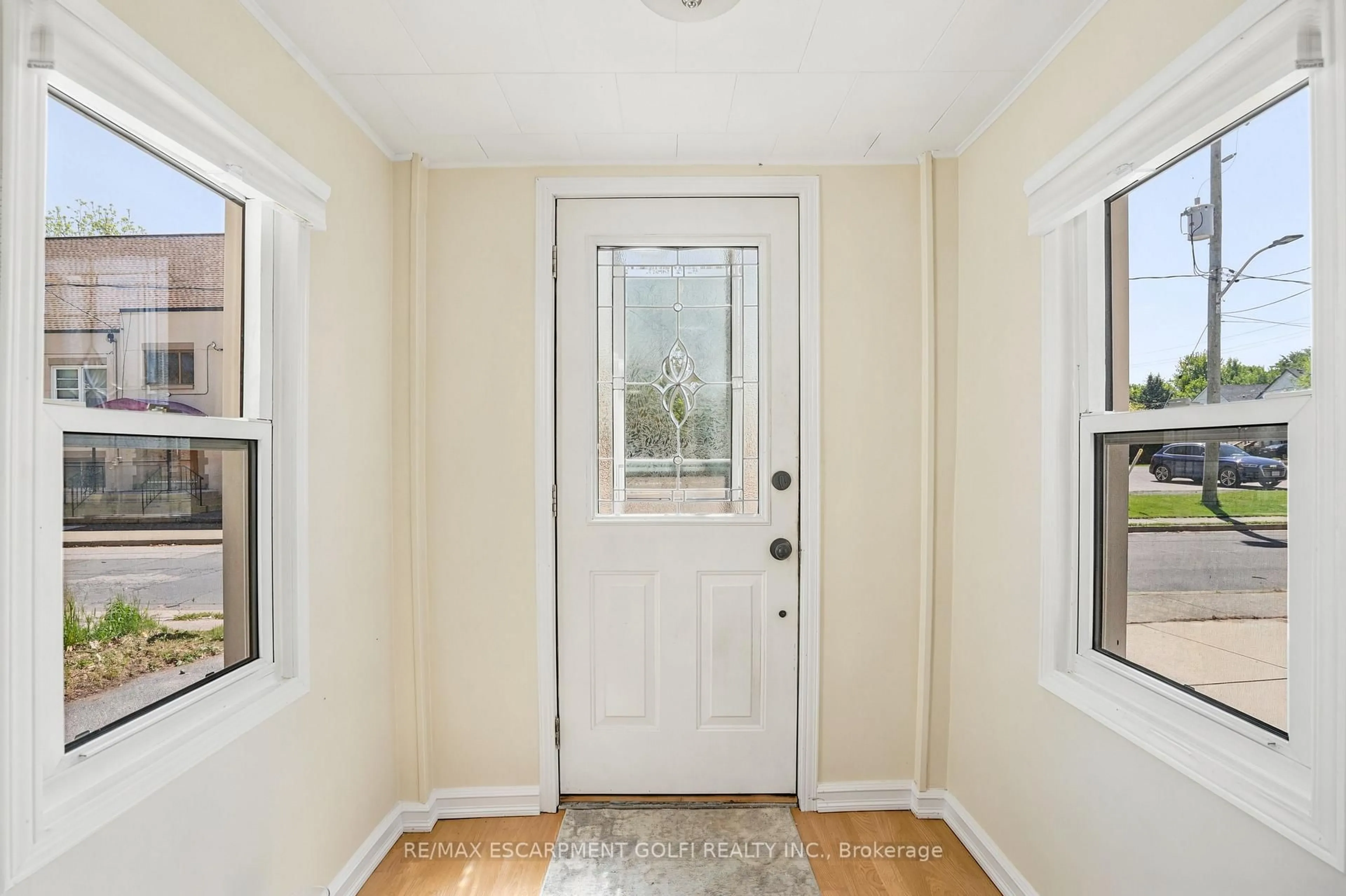 Indoor entryway for 15 Kent St, Welland Ontario L3B 3G9