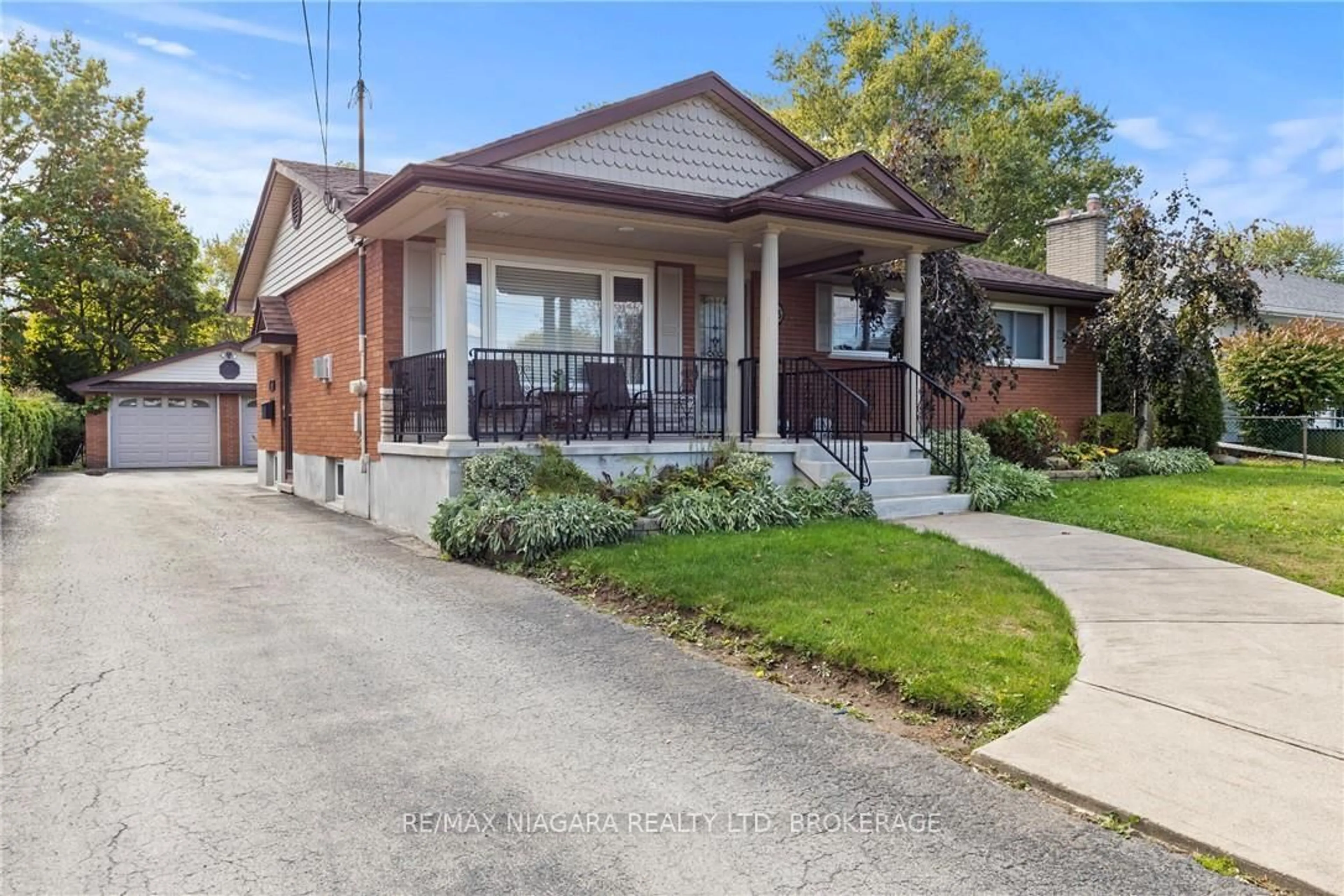 Home with brick exterior material, street for 35 Chantler Rd, Welland Ontario L3C 4M6