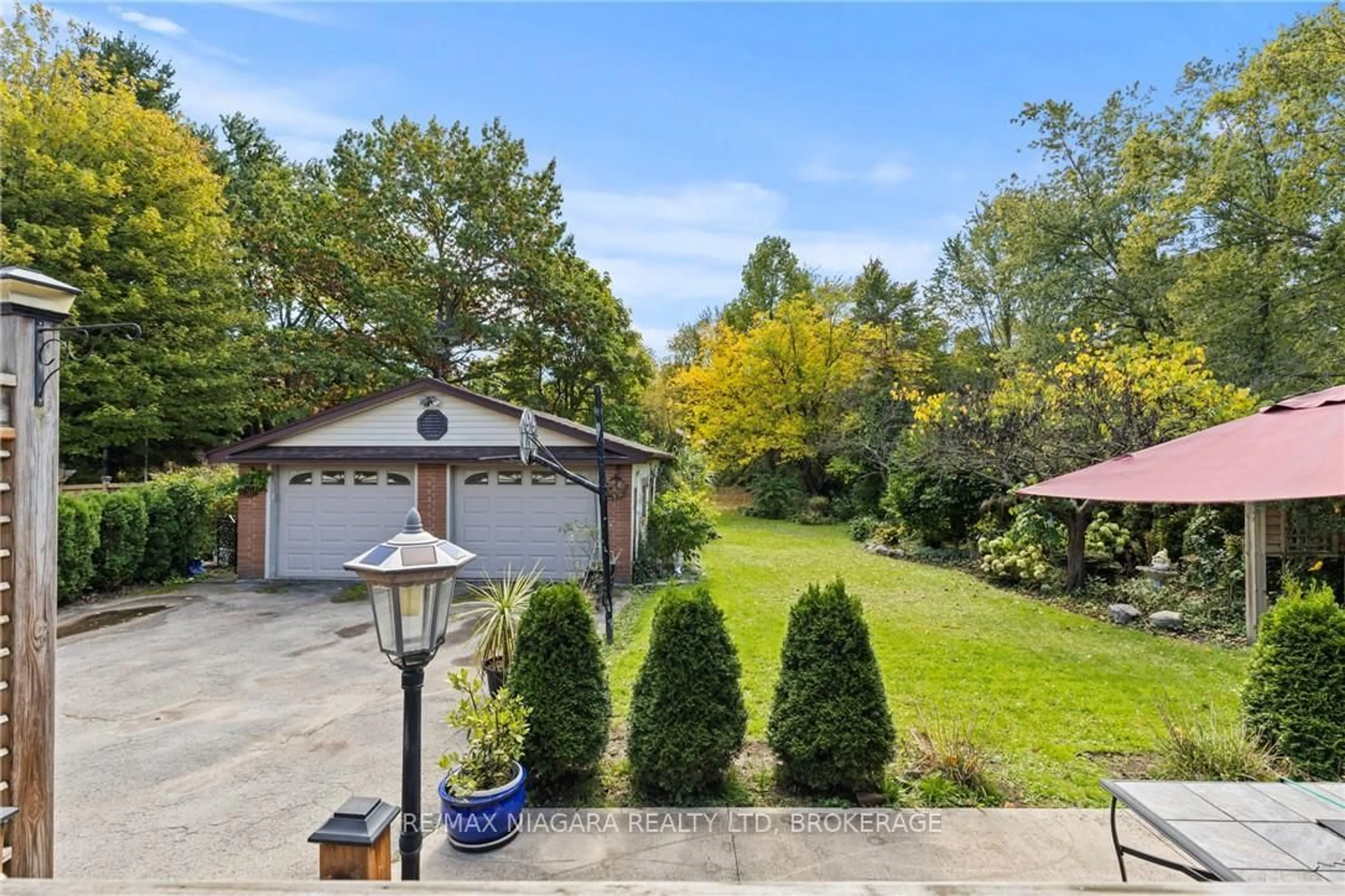 A pic from outside/outdoor area/front of a property/back of a property/a pic from drone, street for 35 Chantler Rd, Welland Ontario L3C 4M6