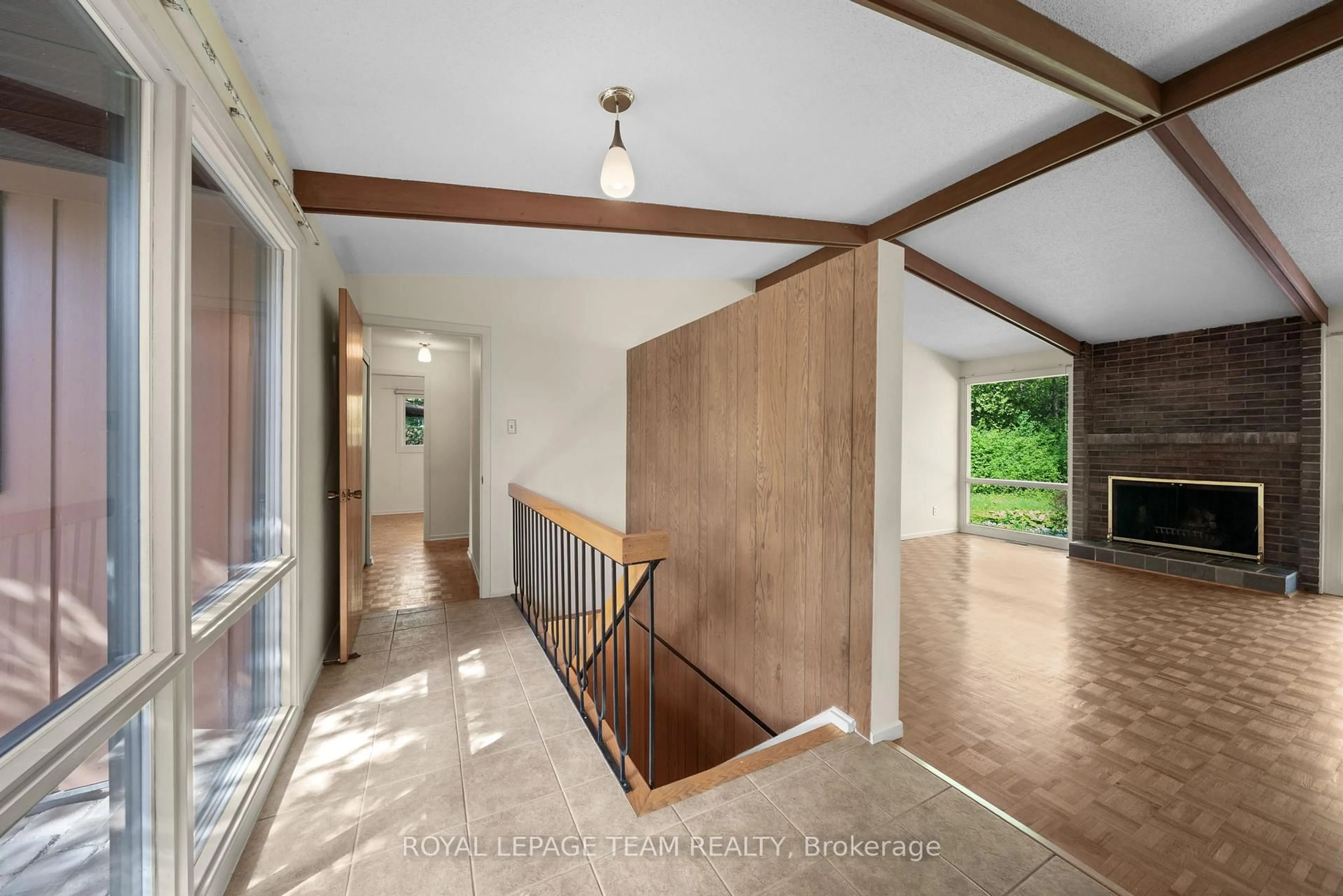 Indoor foyer for 548 Rivershore Cres, Ottawa Ontario K1J 7Y7