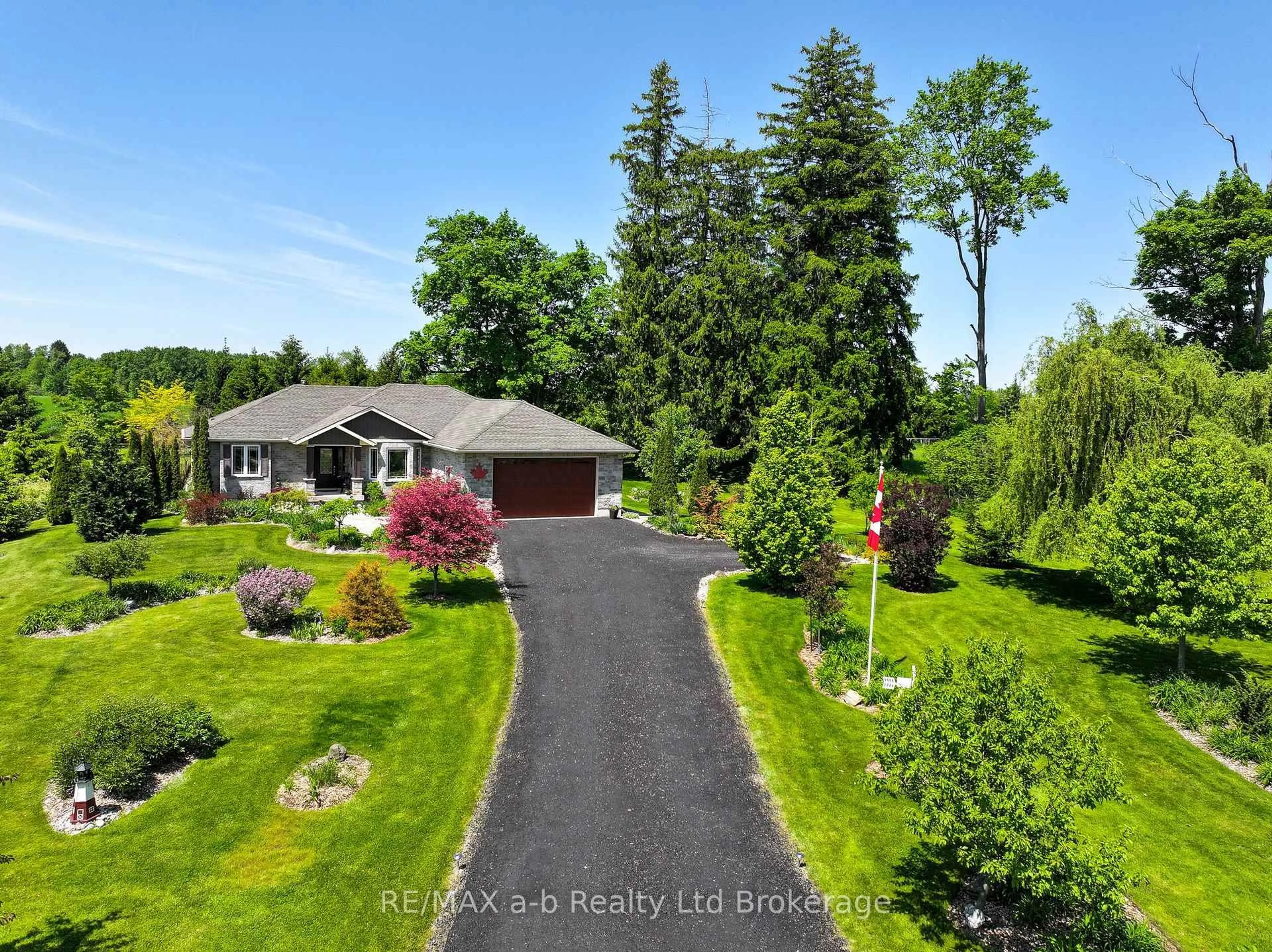 A pic from outside/outdoor area/front of a property/back of a property/a pic from drone, unknown for 261 Middle Townline Rd, Brant Ontario N0E 1E0