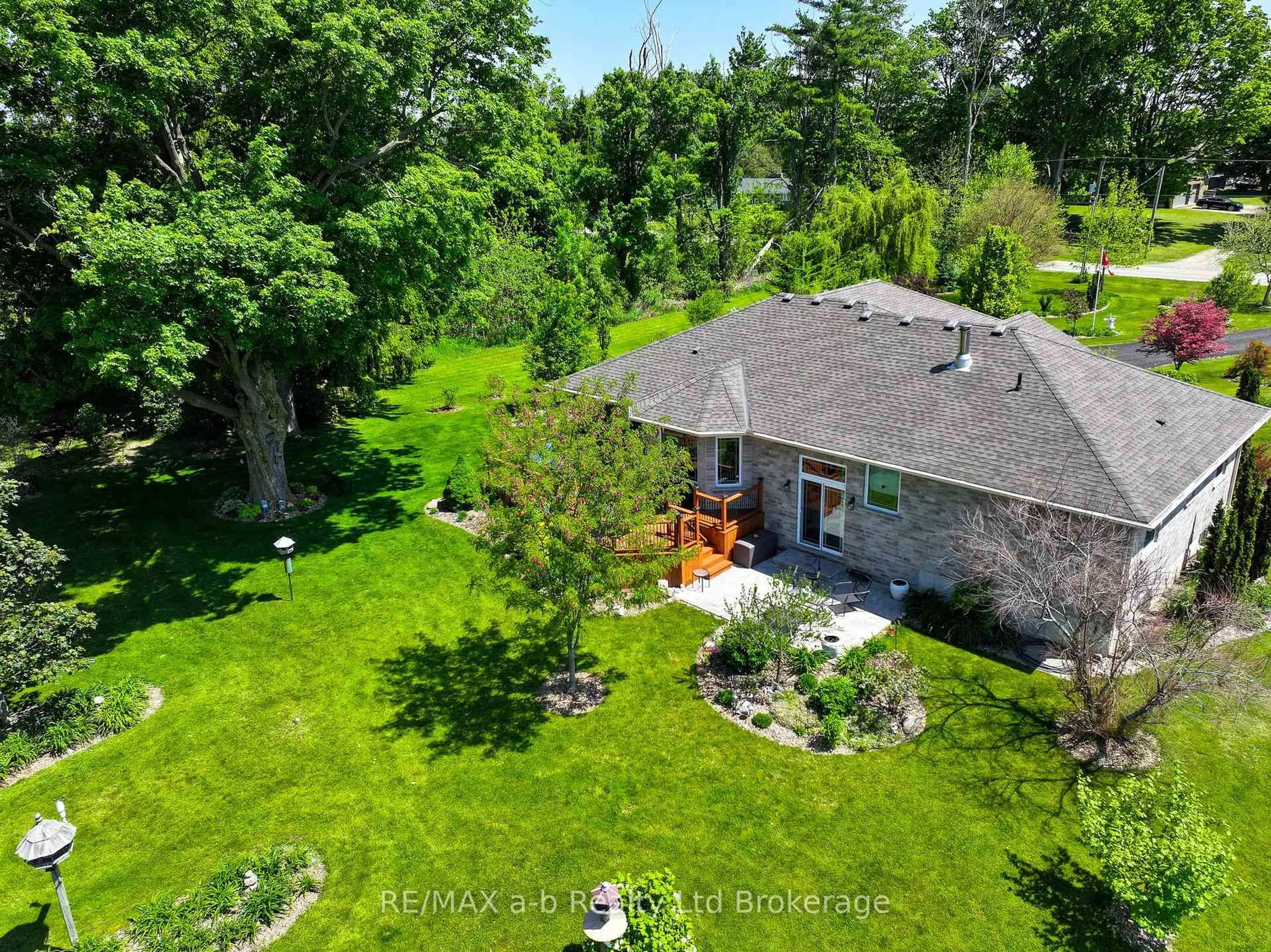 A pic from outside/outdoor area/front of a property/back of a property/a pic from drone, unknown for 261 Middle Townline Rd, Brant Ontario N0E 1E0