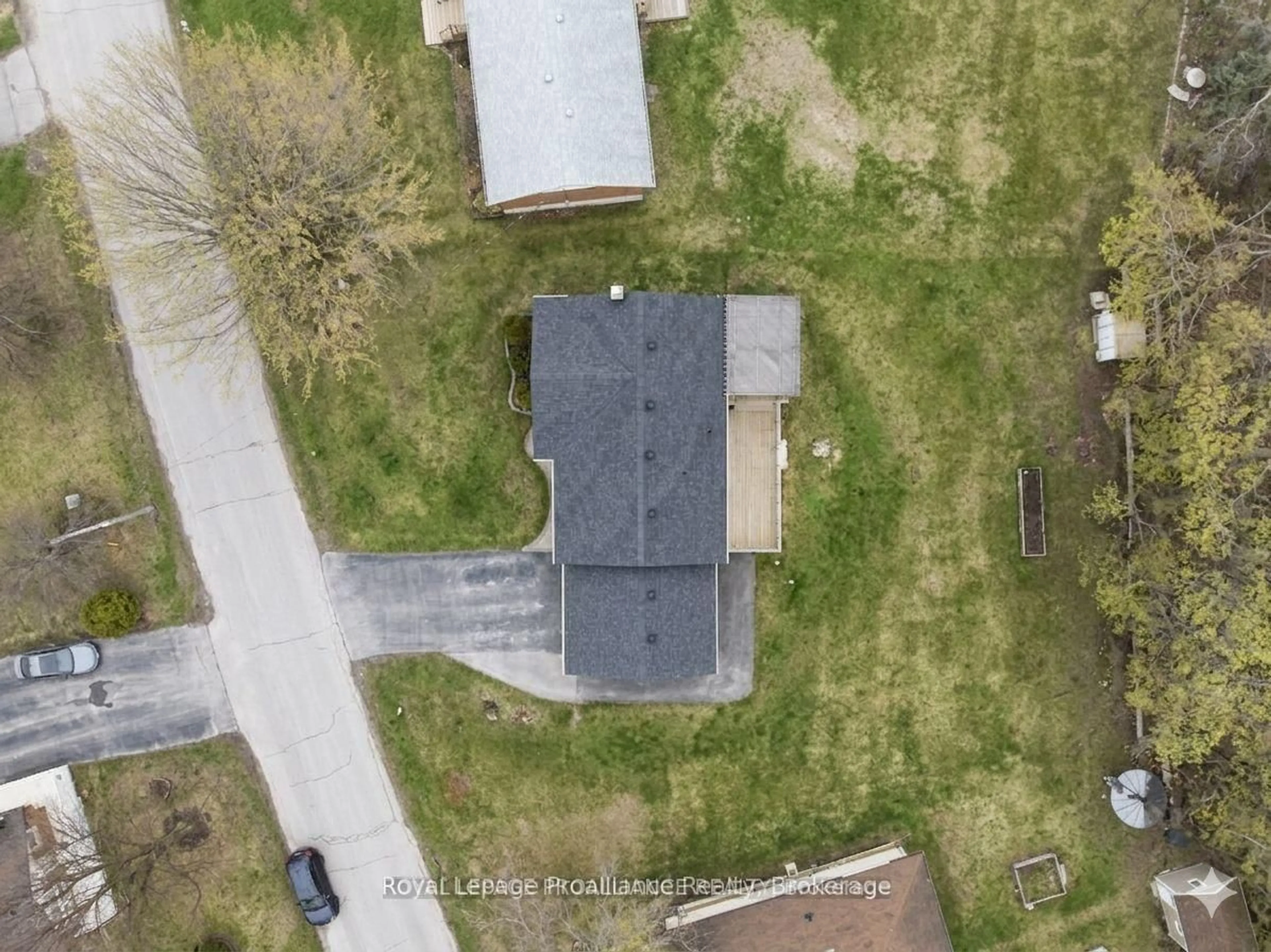 A pic from outside/outdoor area/front of a property/back of a property/a pic from drone, street for 836 Stewart Dr, Peterborough Ontario K9J 7R4