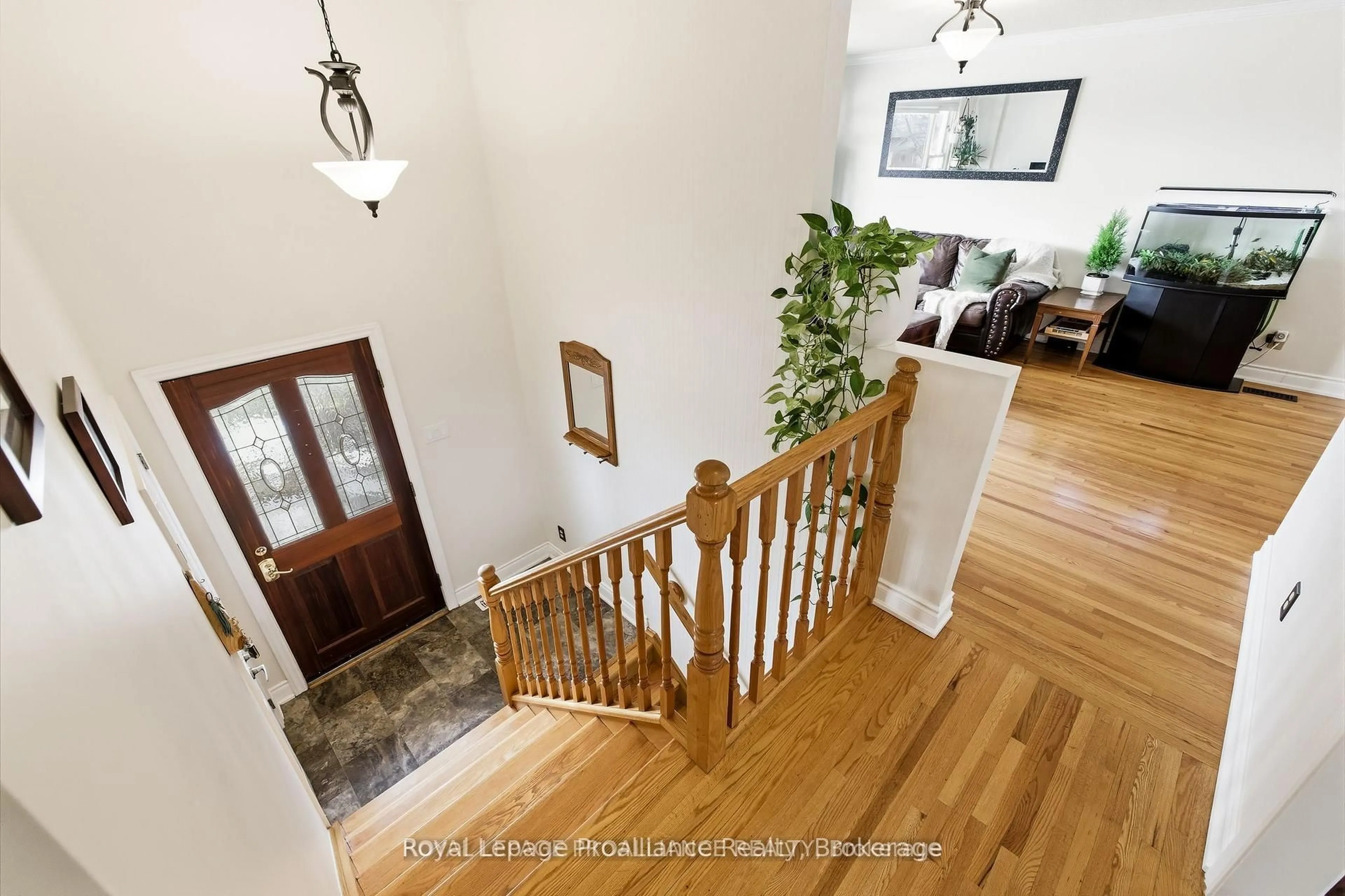 Indoor foyer for 836 Stewart Dr, Peterborough Ontario K9J 7R4
