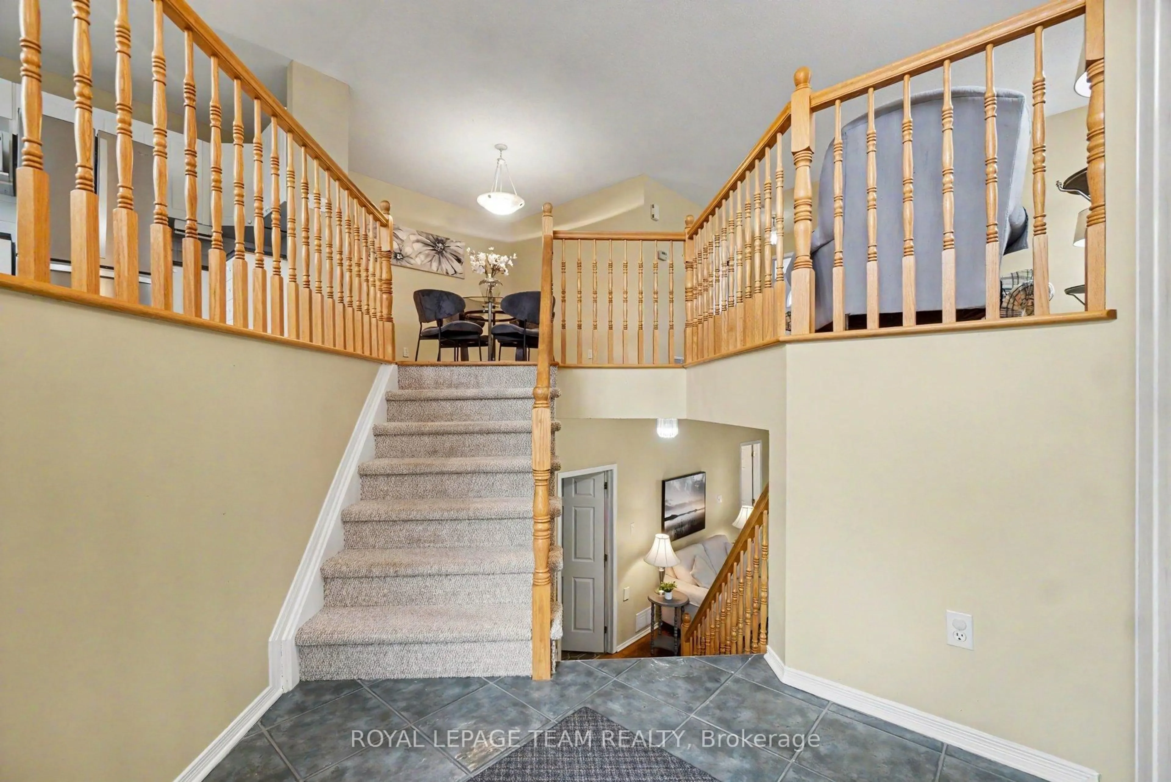 Indoor foyer for 1598 Lisbon St, Ottawa Ontario K4A 4C3