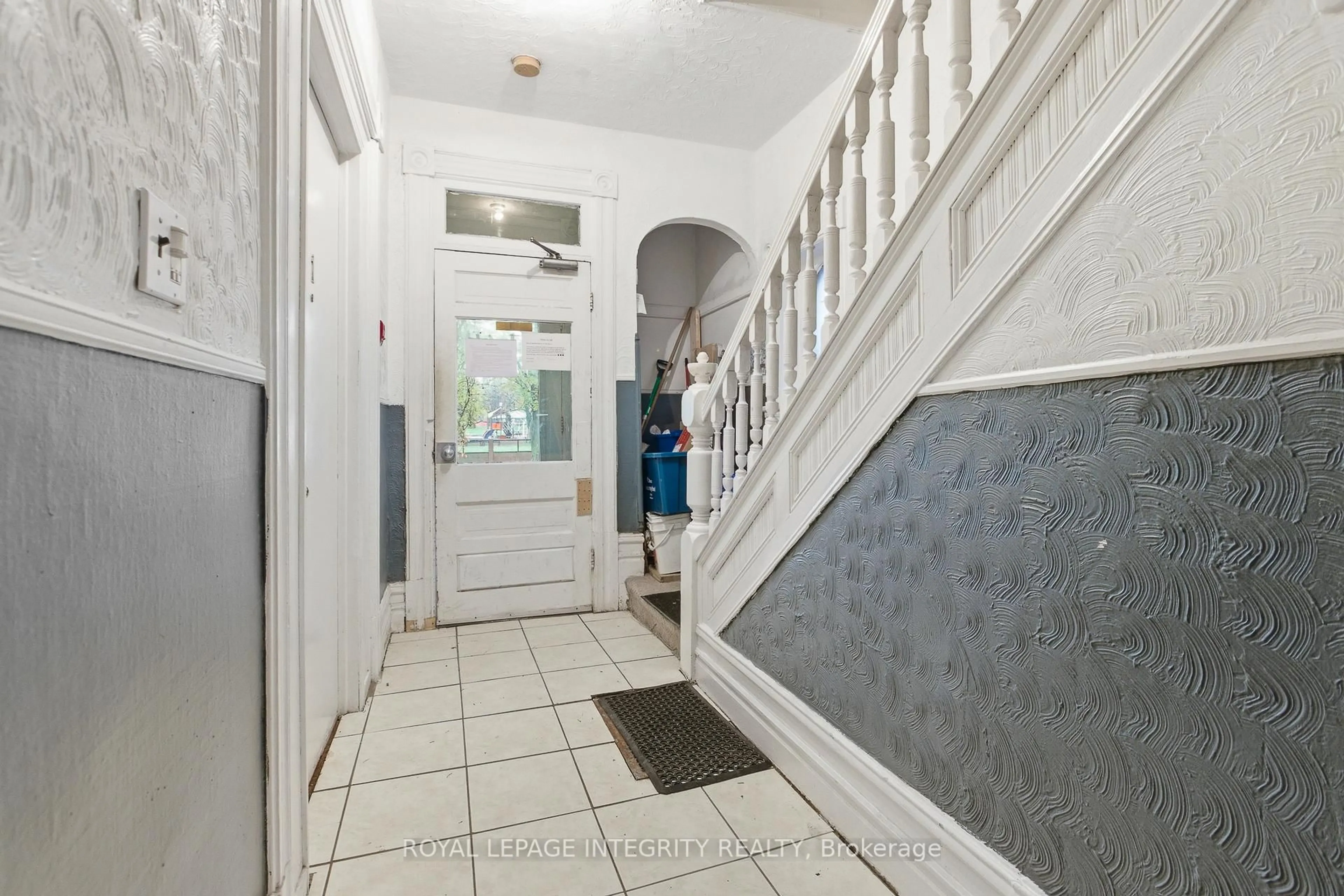 Indoor foyer for 634 GLADSTONE Ave, Ottawa Ontario K1R 5P4