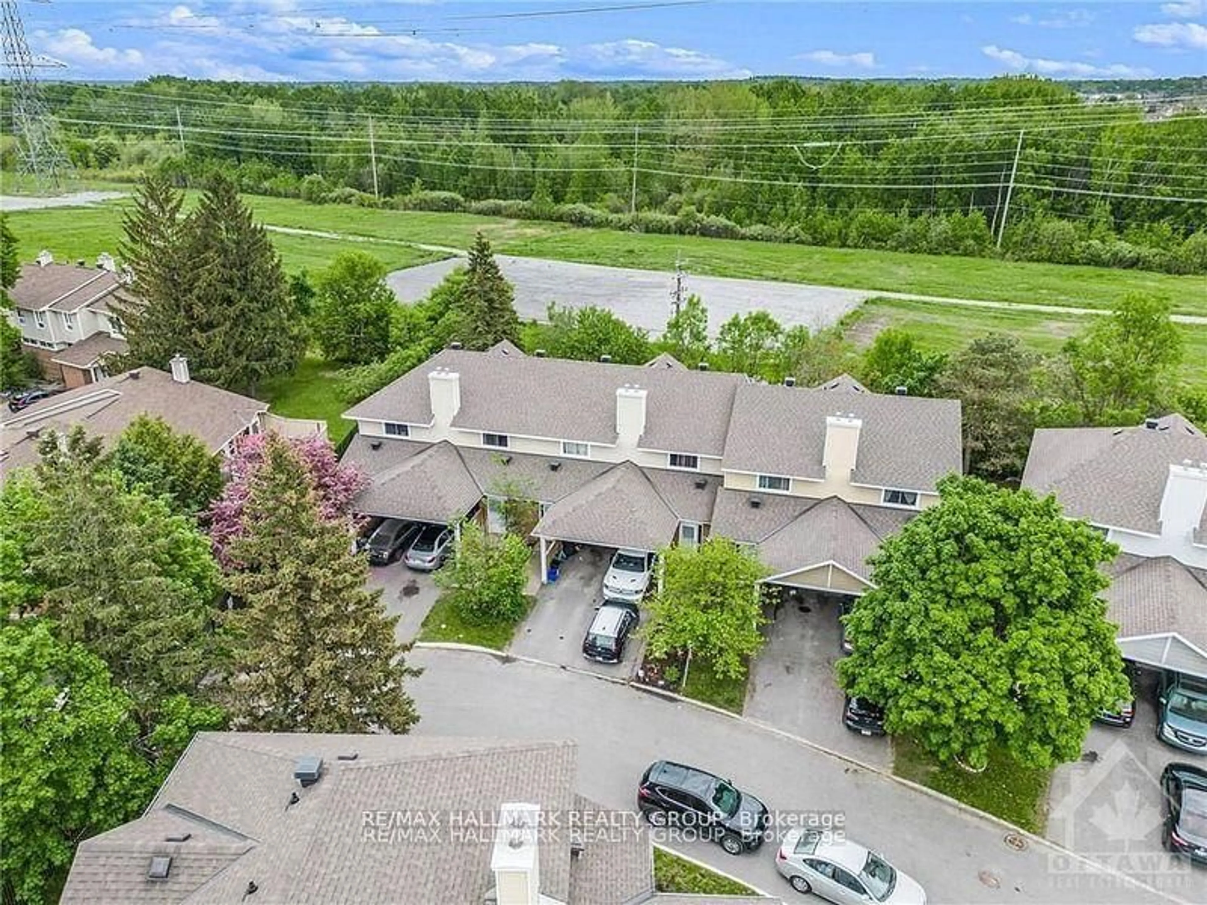 A pic from outside/outdoor area/front of a property/back of a property/a pic from drone, water/lake/river/ocean view for 84 Paddington St #-, Ottawa Ontario K1V 0S9
