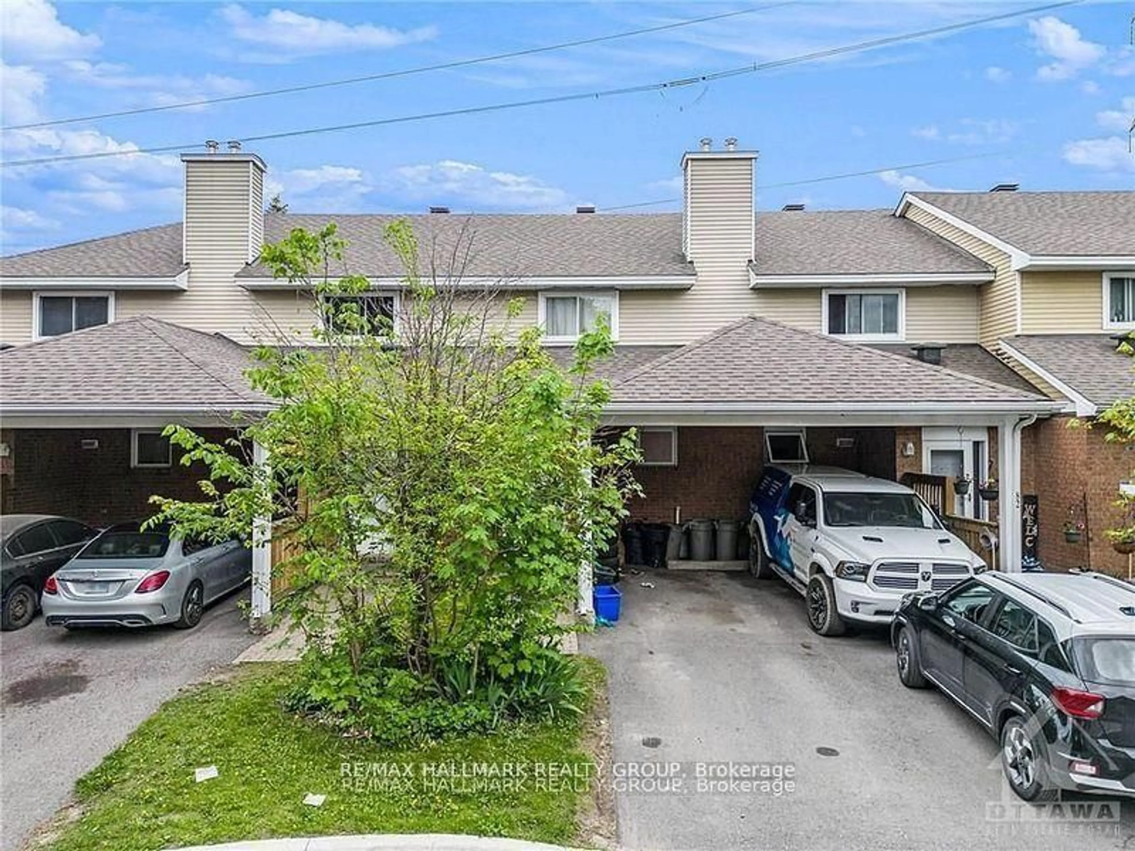 A pic from outside/outdoor area/front of a property/back of a property/a pic from drone, street for 84 Paddington St #-, Ottawa Ontario K1V 0S9