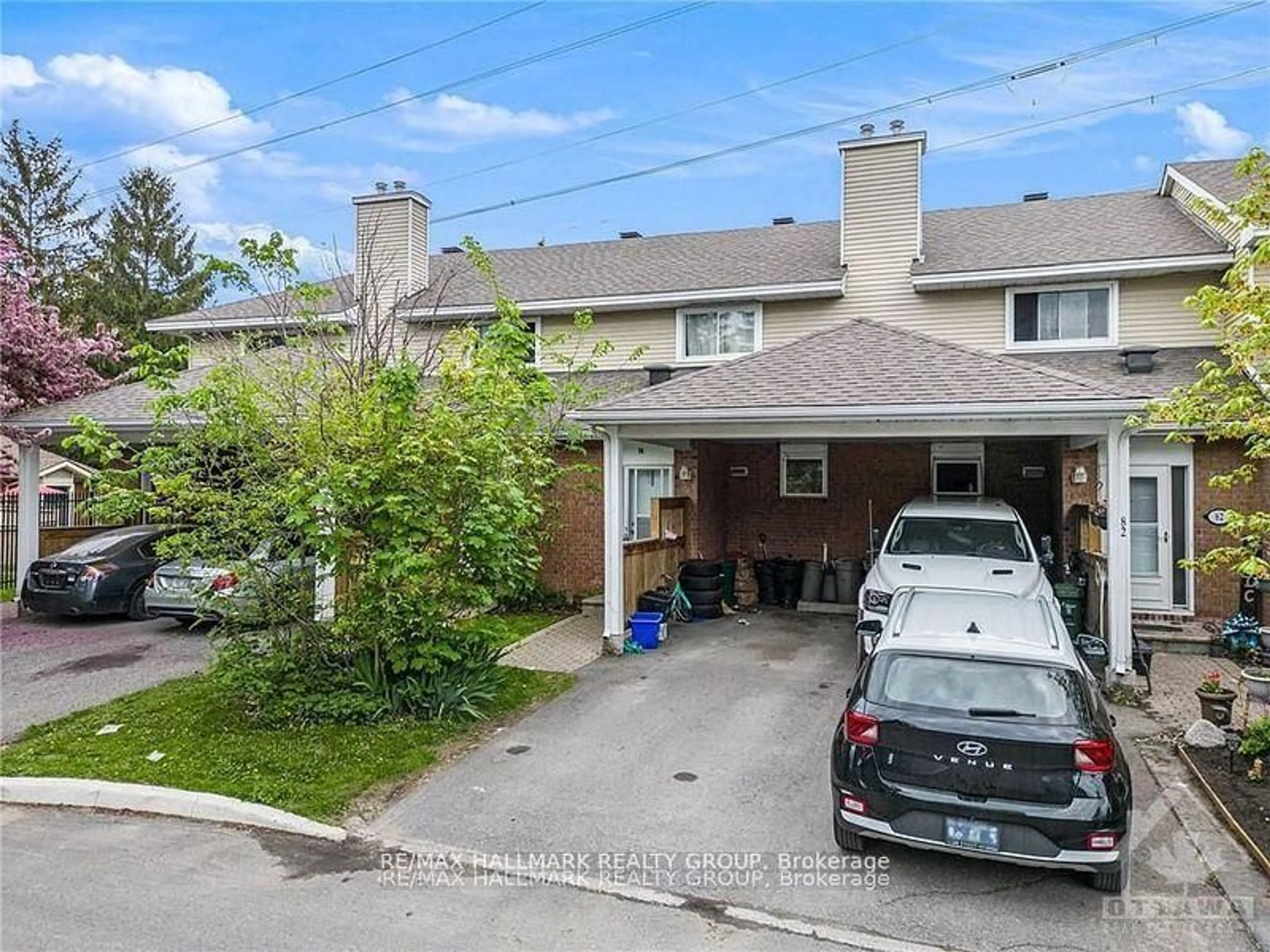 A pic from outside/outdoor area/front of a property/back of a property/a pic from drone, street for 84 Paddington St #-, Ottawa Ontario K1V 0S9