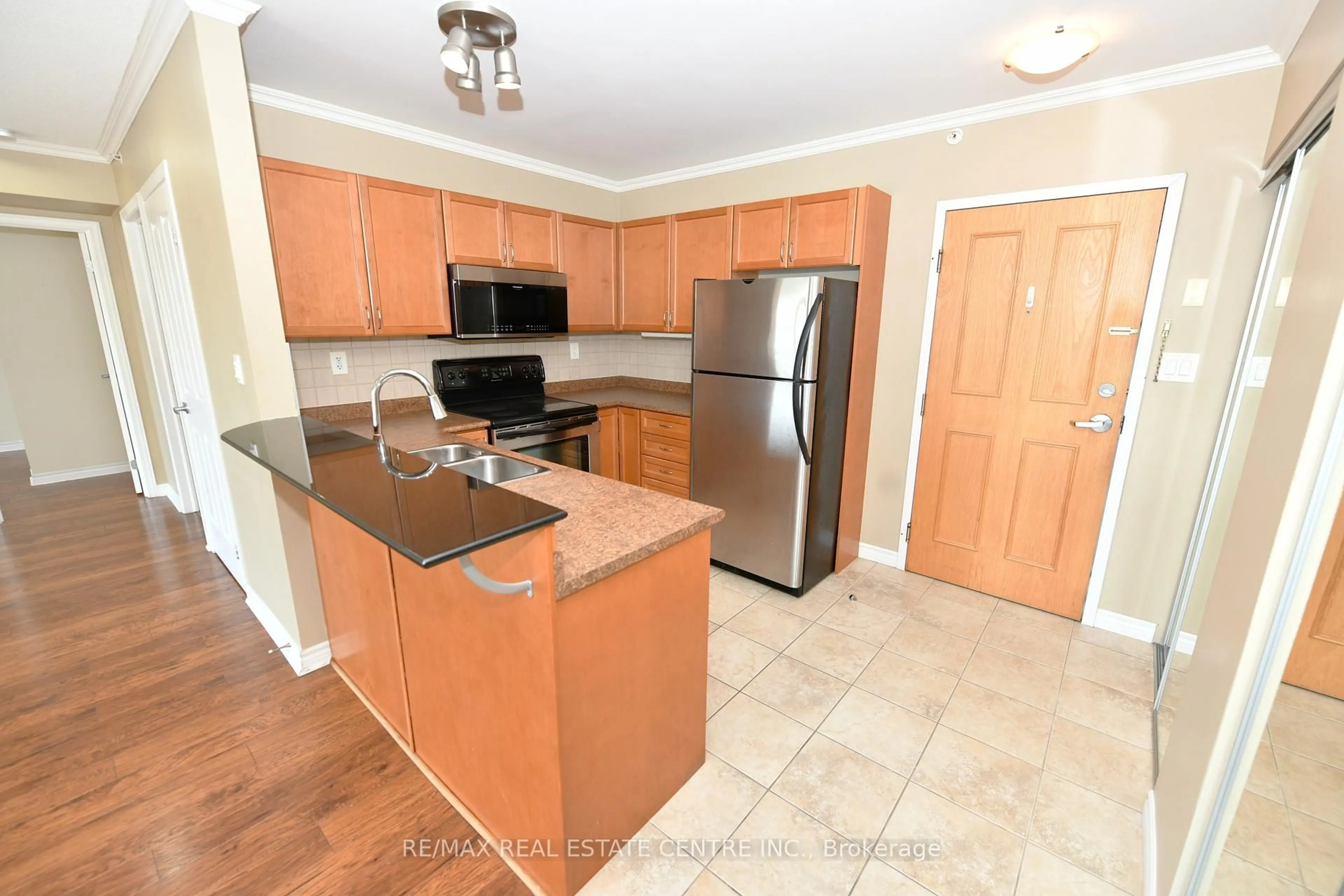 Standard kitchen, unknown for 8 Harris St #418, Cambridge Ontario N1R 8R1
