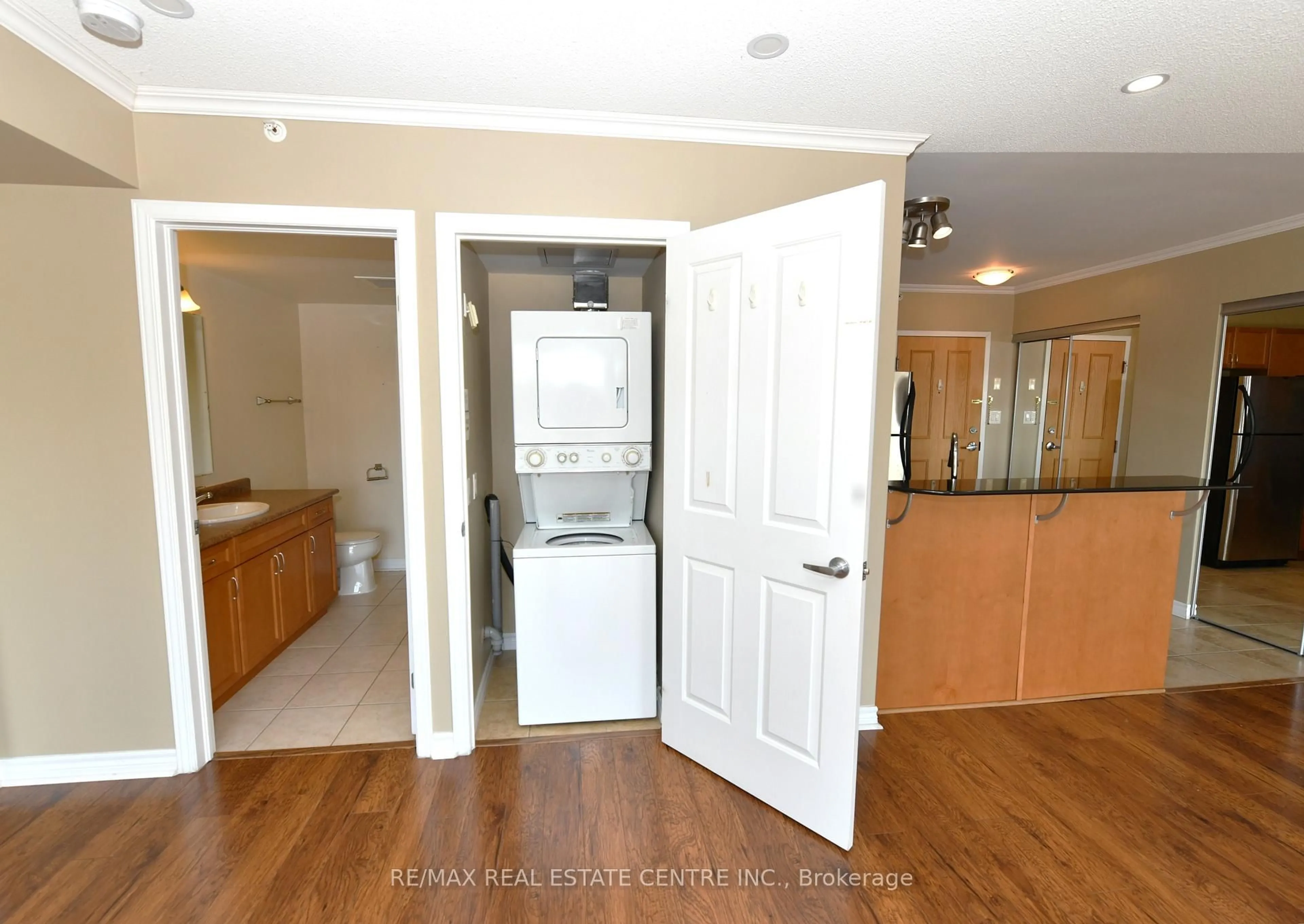 Indoor entryway for 8 Harris St #418, Cambridge Ontario N1R 8R1