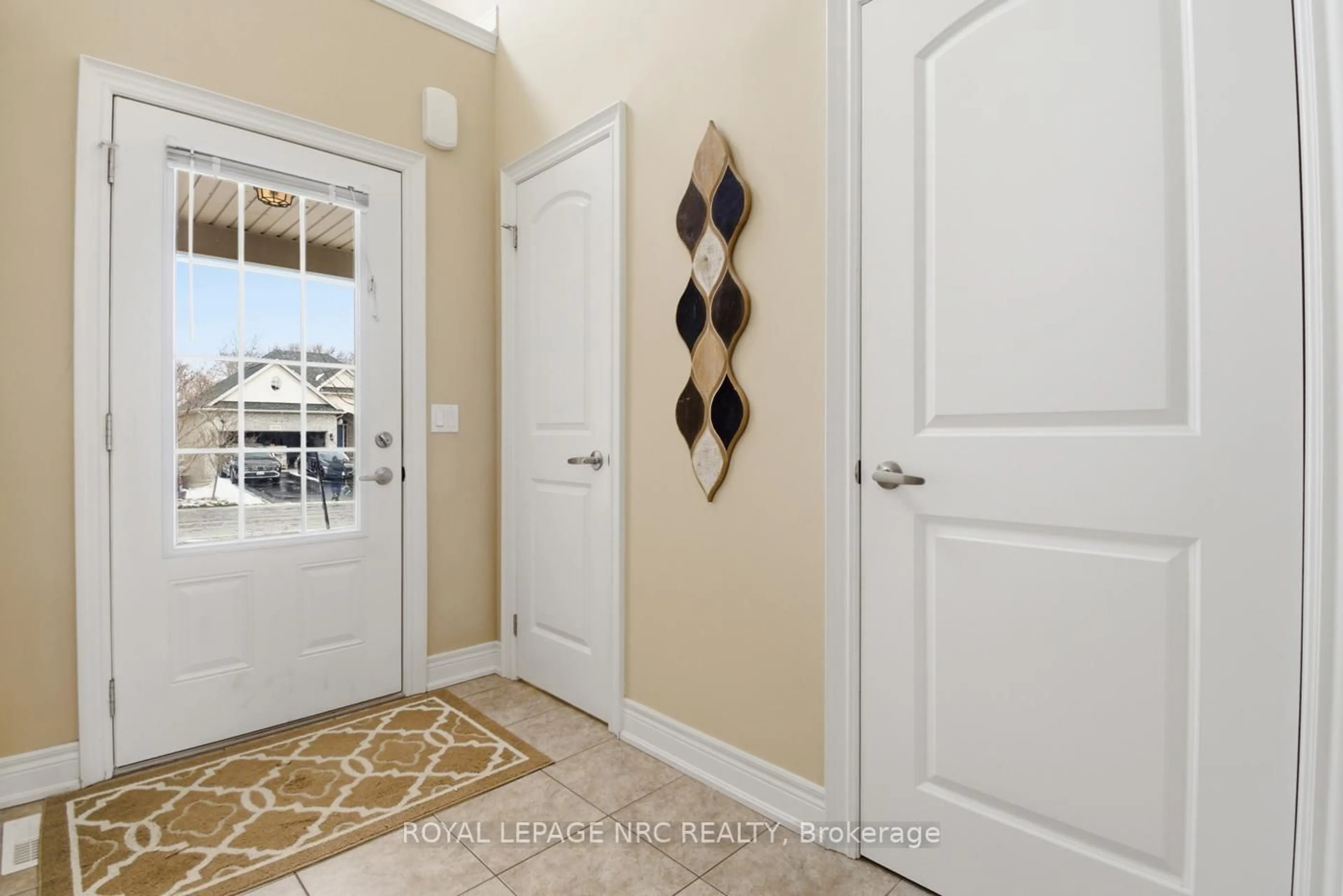 Indoor entryway for 3945 Village Creek Dr, Fort Erie Ontario L0S 1S0