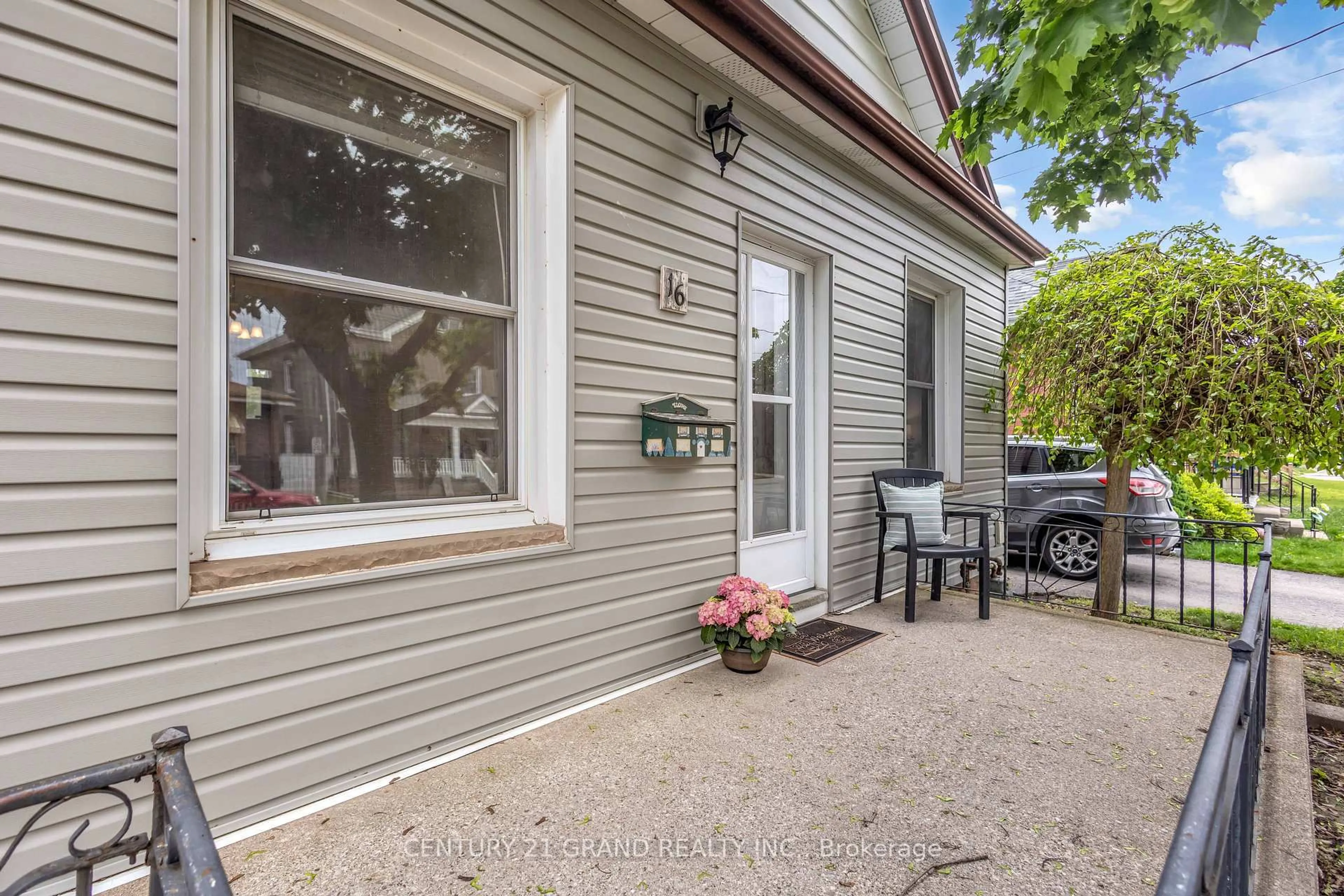 Patio, street for 16 Ruth St, Brantford Ontario N3S 1L6