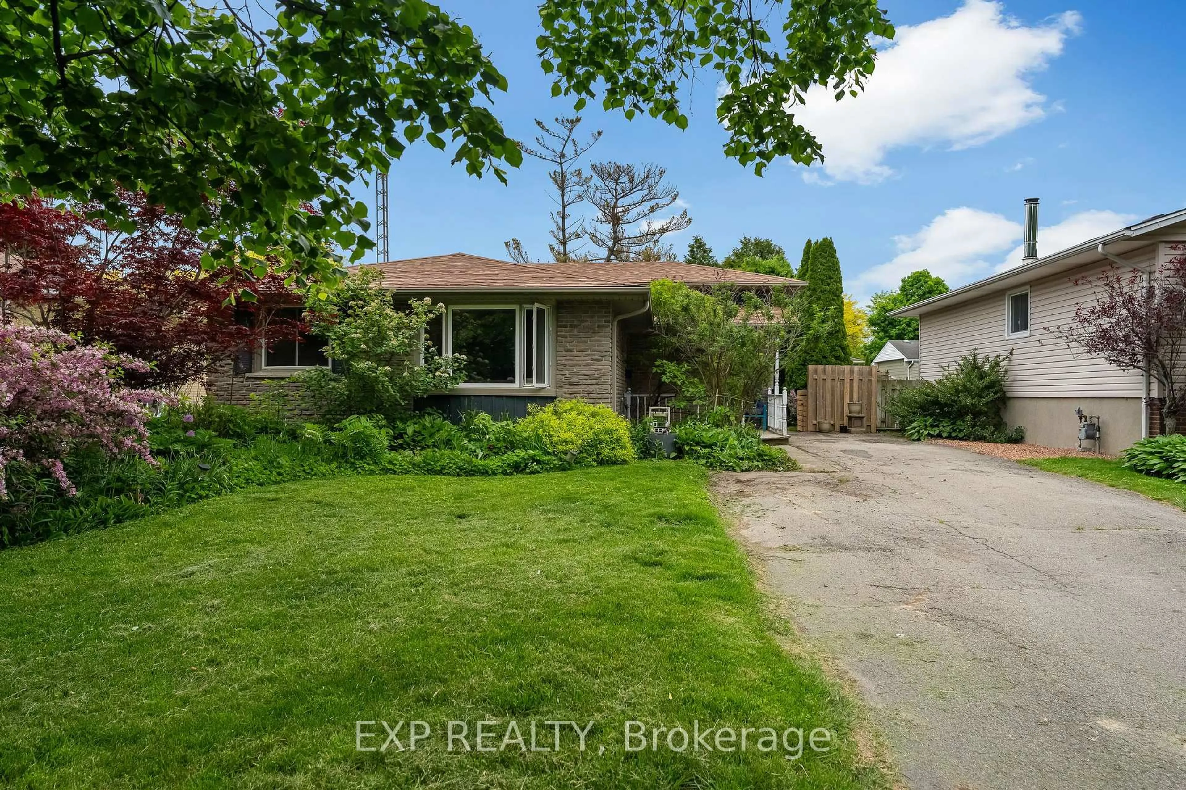 A pic from outside/outdoor area/front of a property/back of a property/a pic from drone, street for 11 Abraham Dr, St. Catharines Ontario L2M 6K7