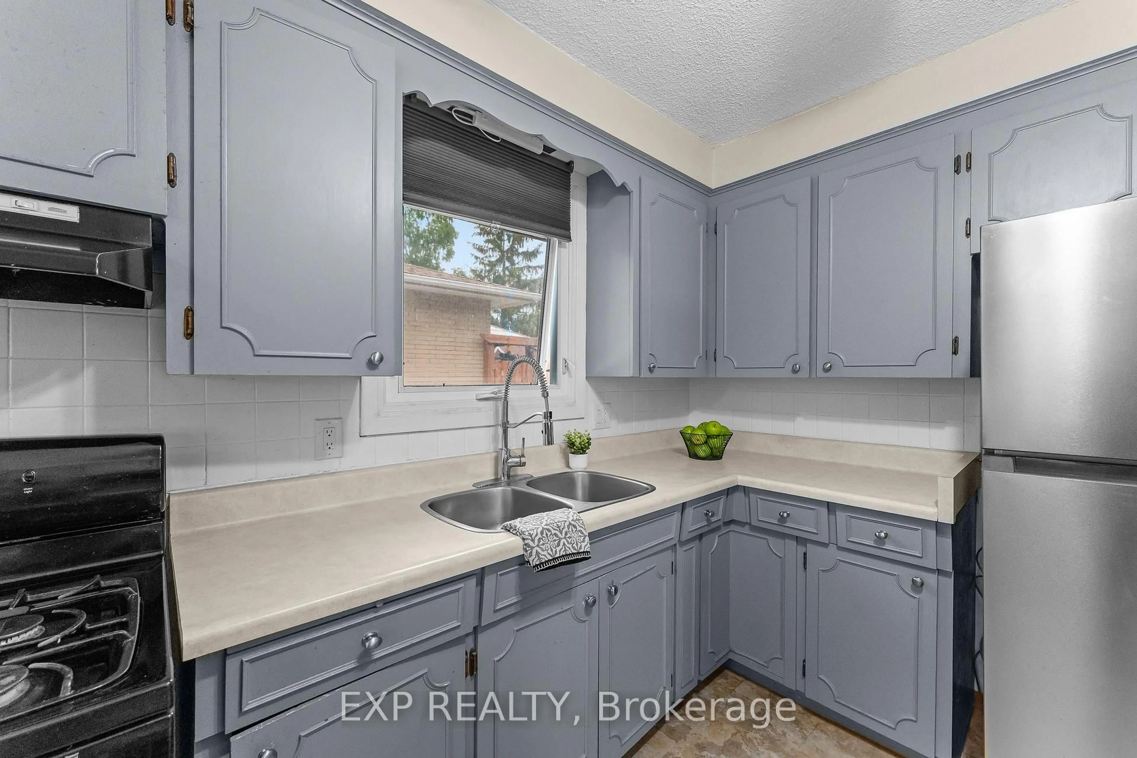 Open concept kitchen, ceramic/tile floor for 11 Abraham Dr, St. Catharines Ontario L2M 6K7