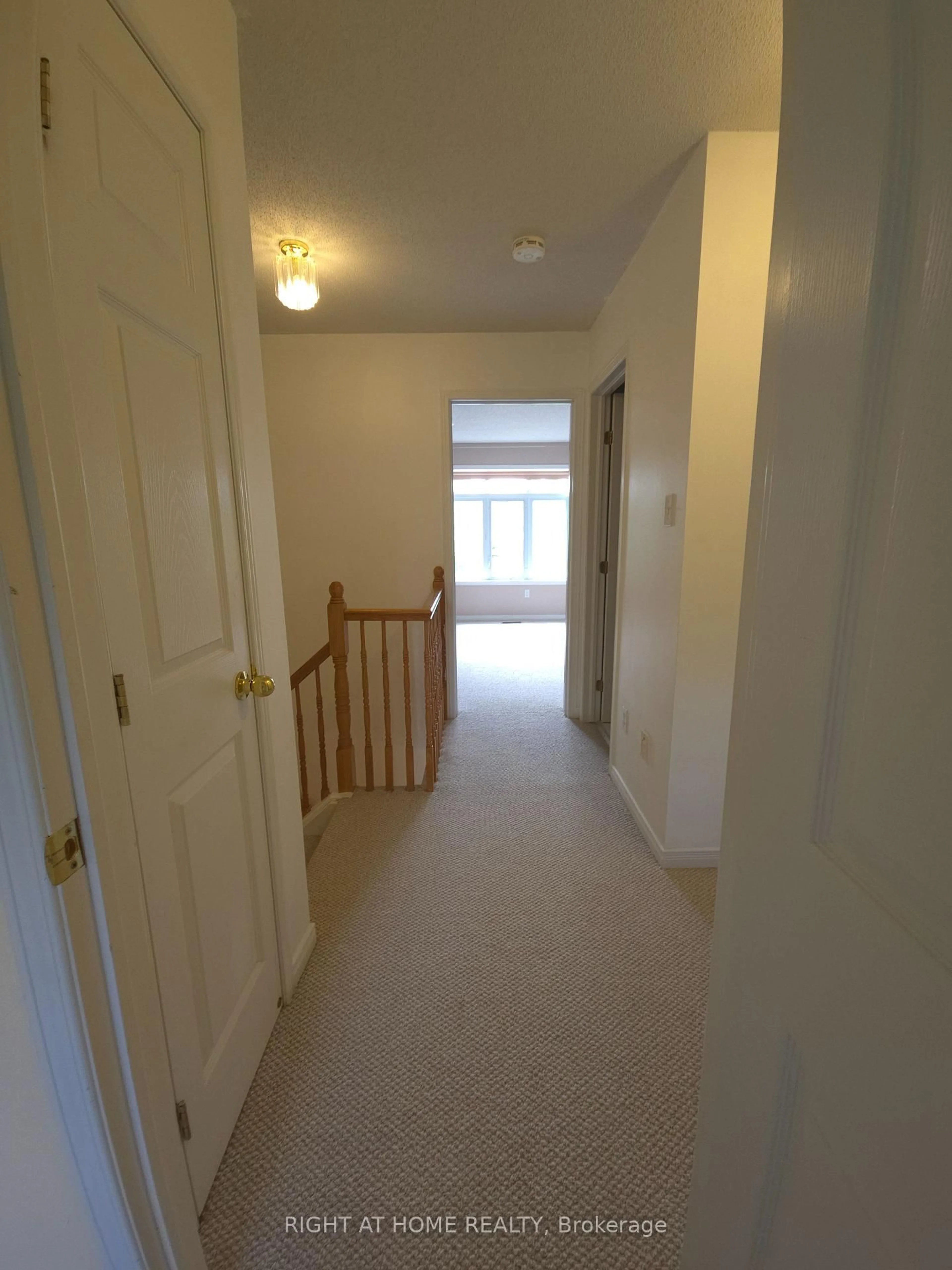 Indoor foyer for 142 Lilibet Cres Cres, Ottawa Ontario K1V 2A1