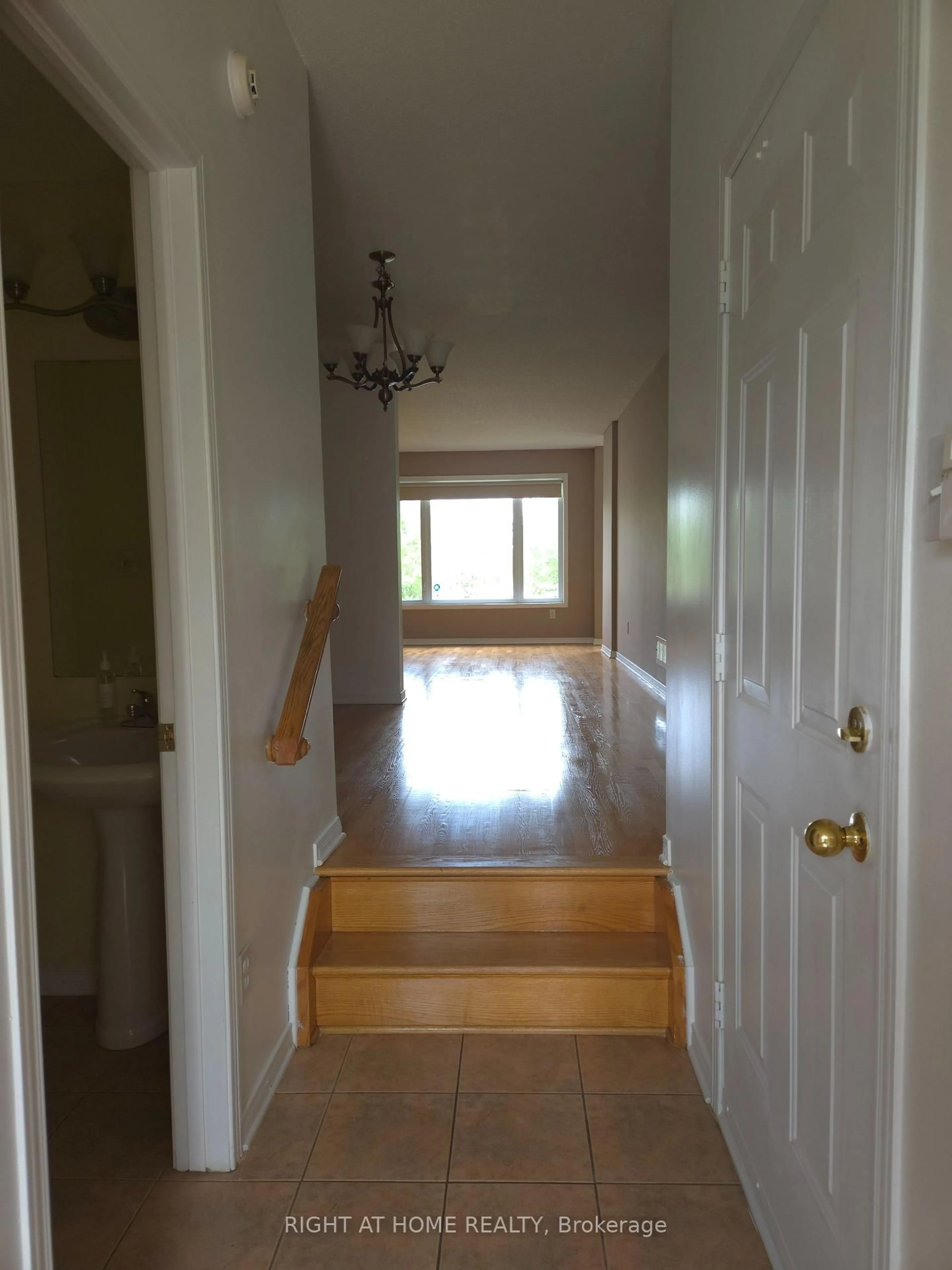 Indoor foyer for 142 Lilibet Cres Cres, Ottawa Ontario K1V 2A1