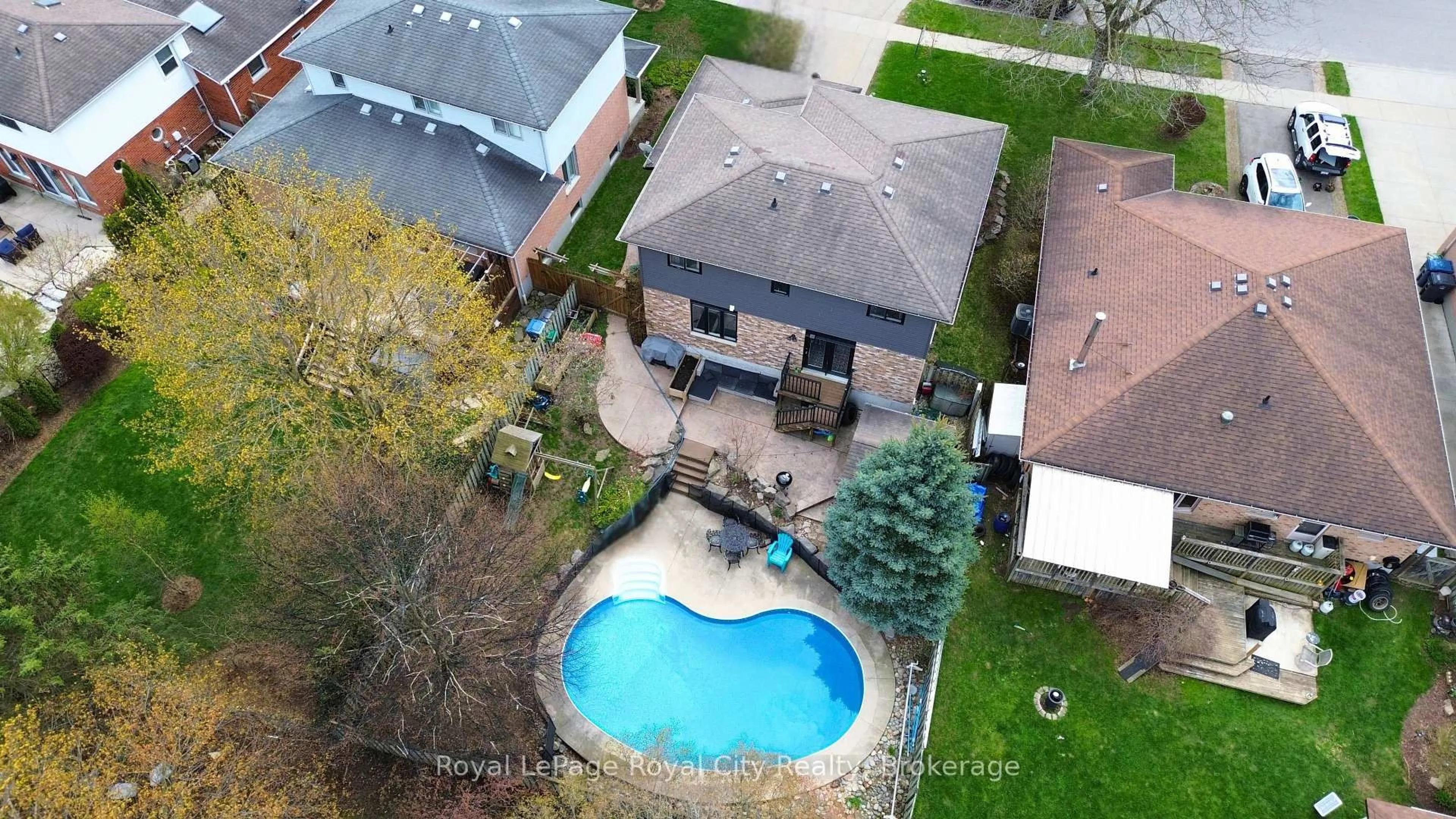 A pic from outside/outdoor area/front of a property/back of a property/a pic from drone, street for 20 Darby Rd, Guelph Ontario N1K 1R4