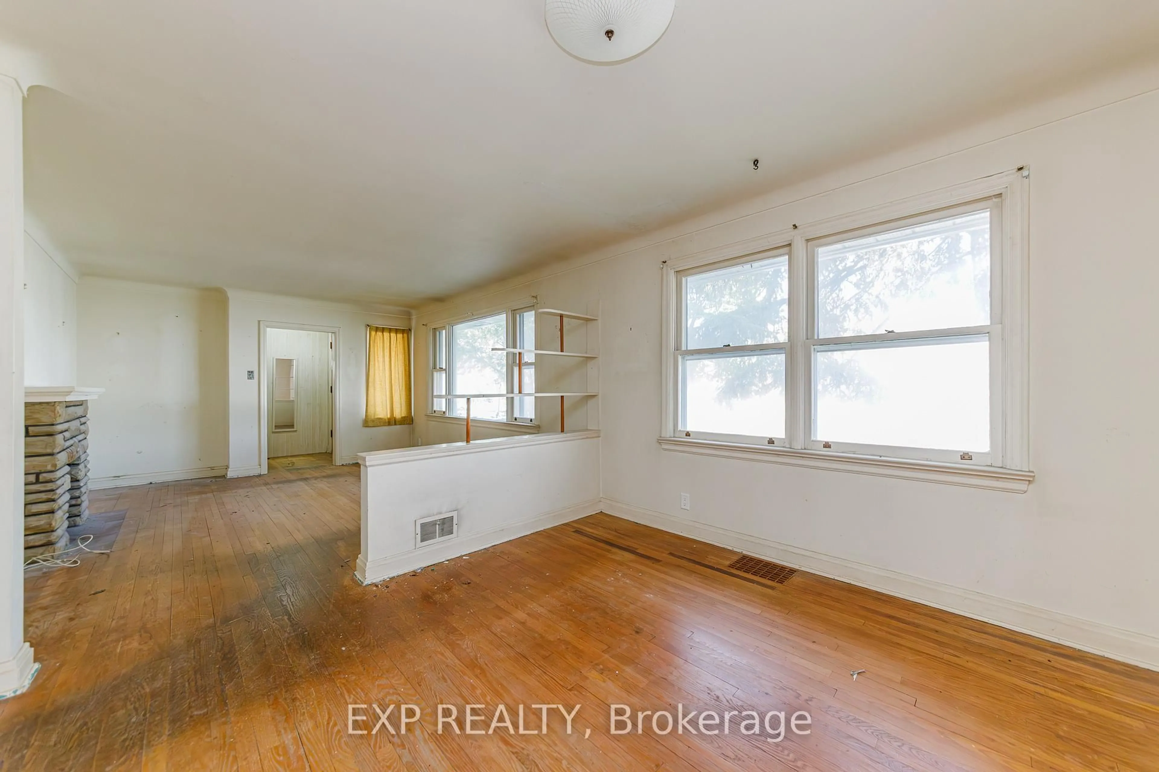 A pic of a room for 252 Woodroffe Ave, Ottawa Ontario K2A 3V4