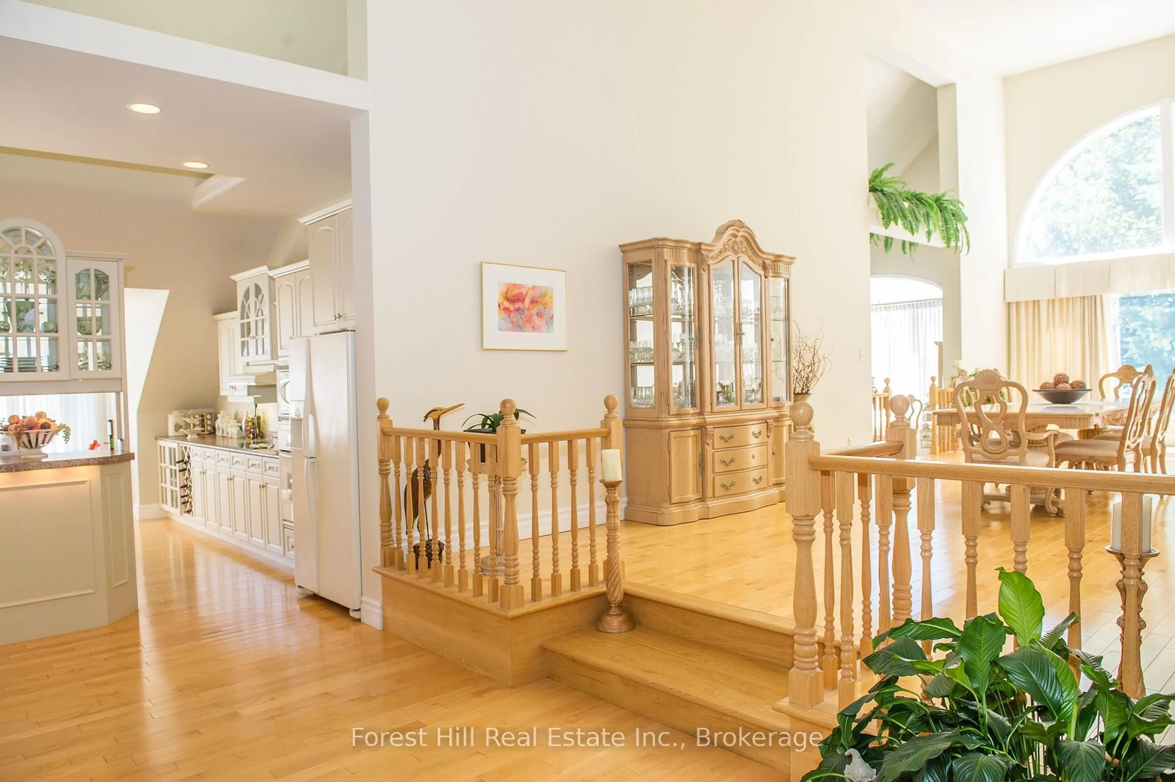 Indoor foyer for 1066 Main St, Lake of Bays Ontario P0C 1E0