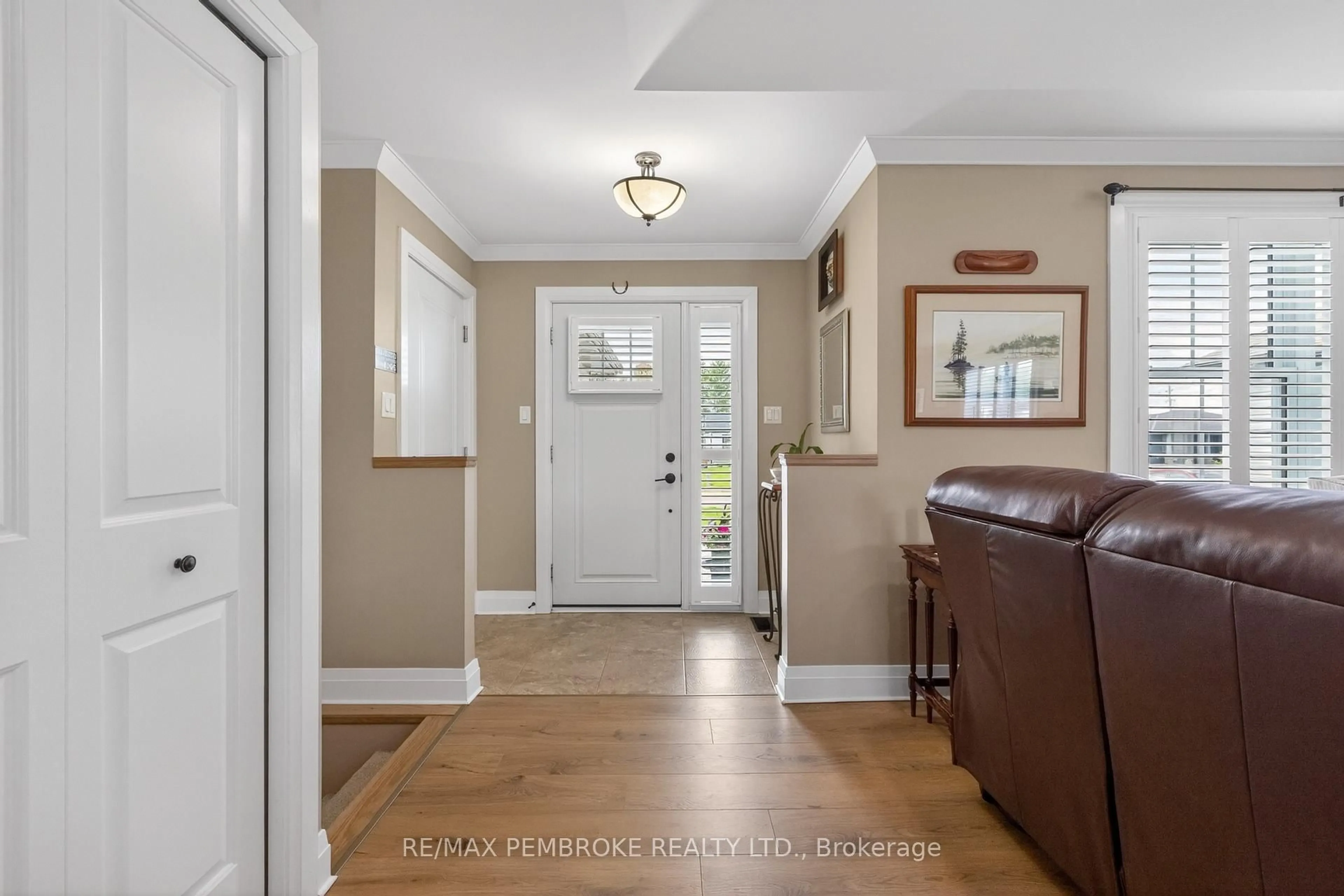 Indoor entryway for 27 Terrance Dr, Petawawa Ontario K8H 0H3