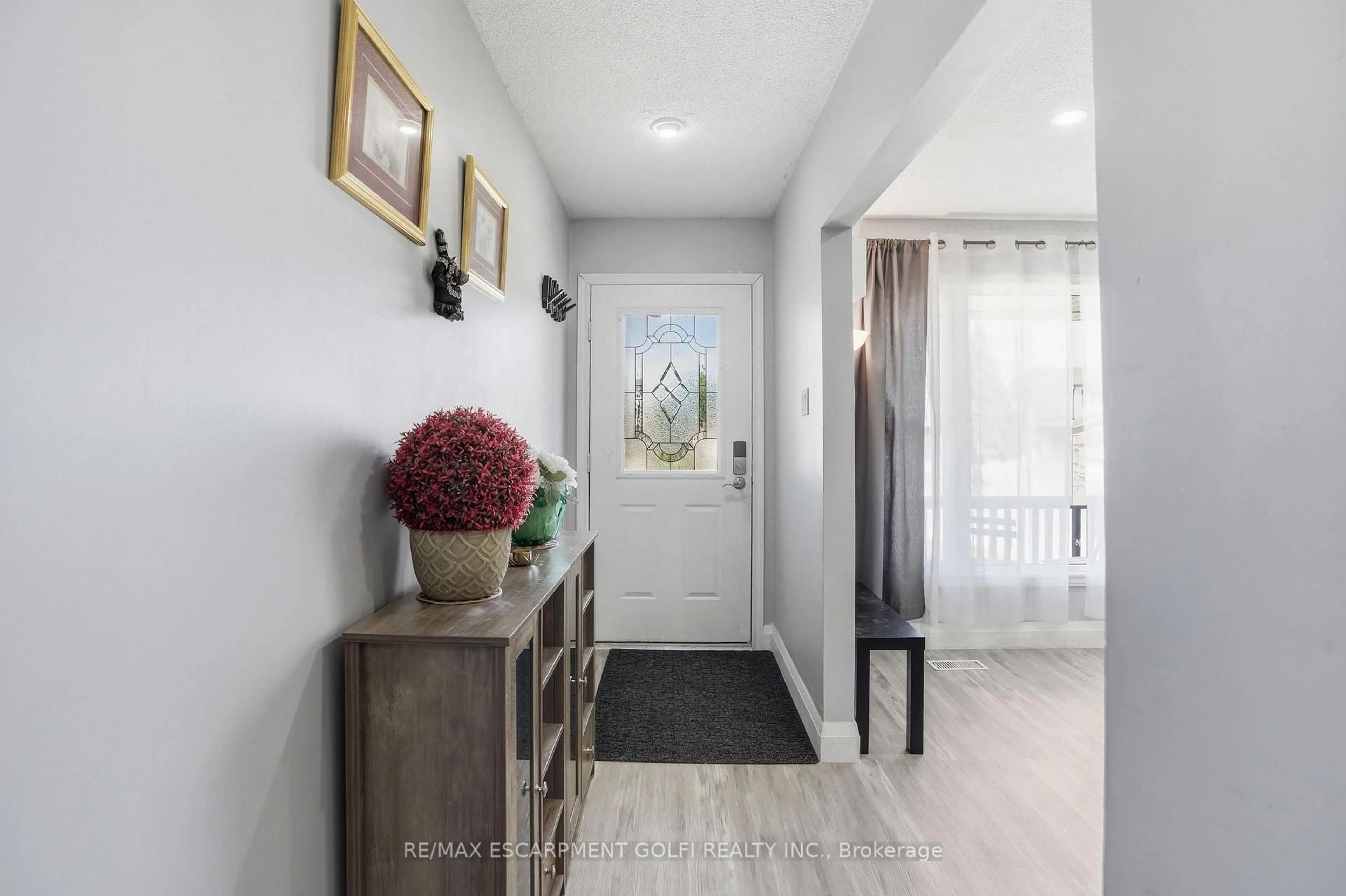 Indoor entryway for 391 East 24th St, Hamilton Ontario L8V 4X3