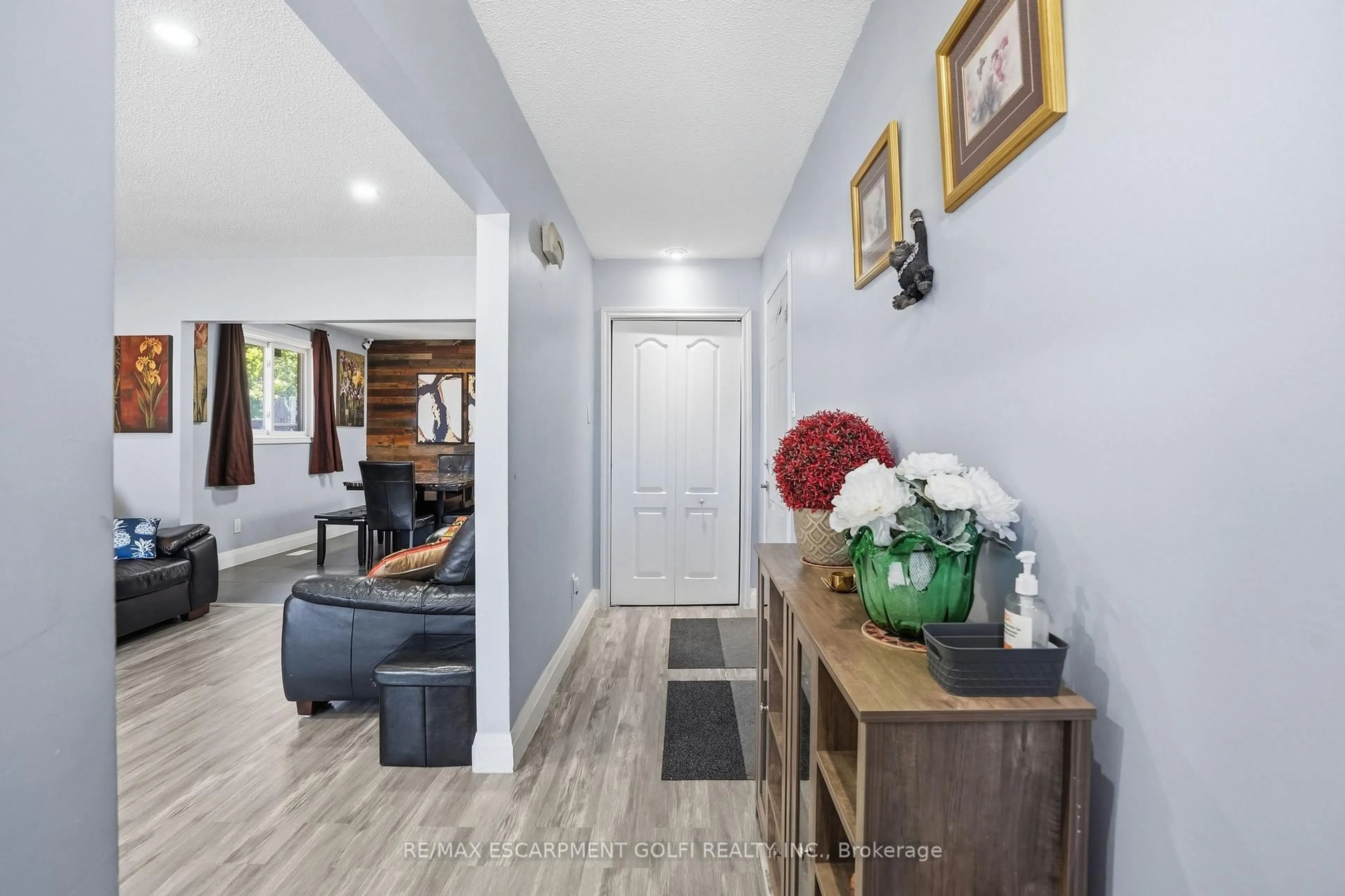 Indoor foyer for 391 East 24th St, Hamilton Ontario L8V 4X3