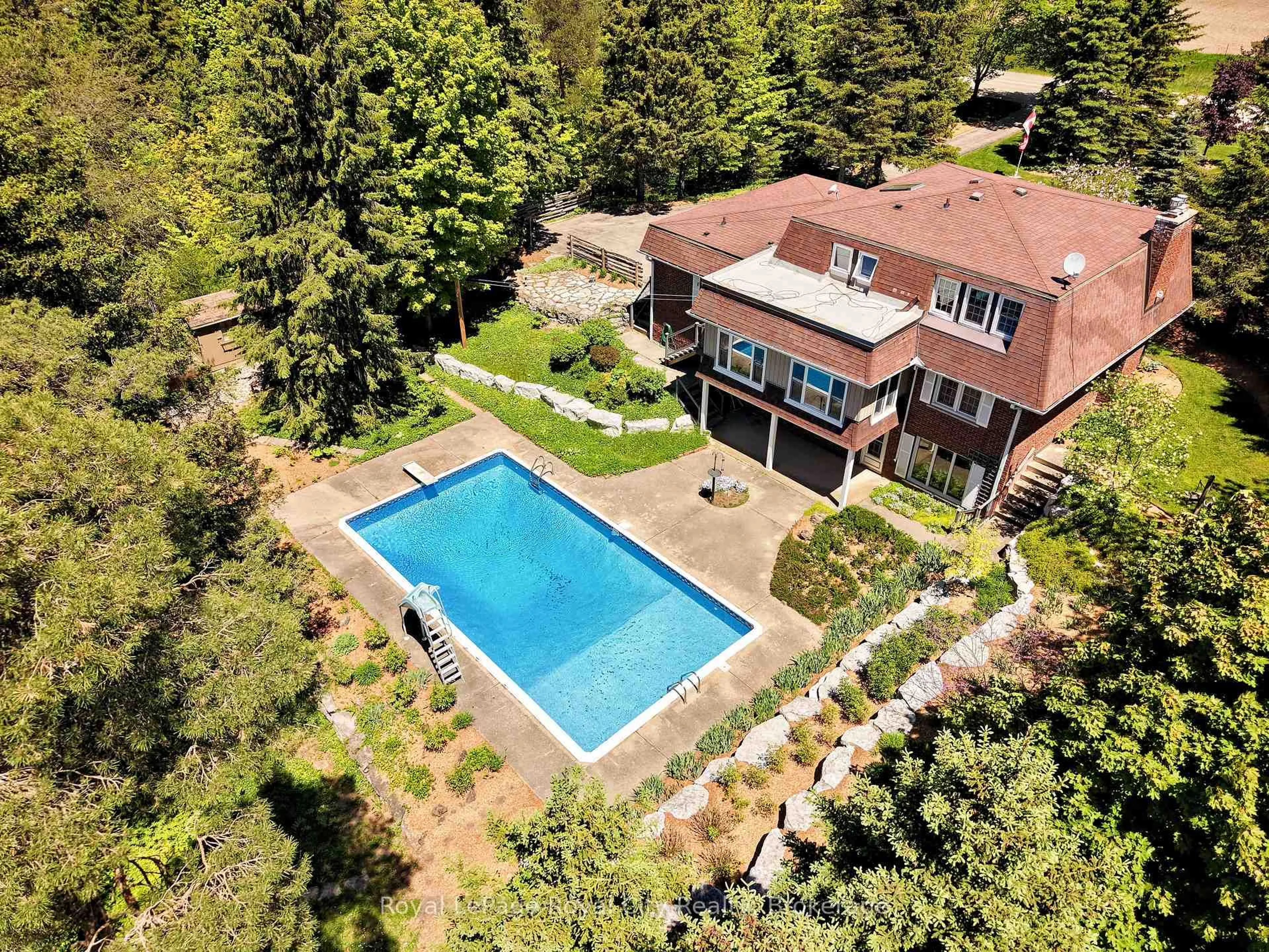 A pic from outside/outdoor area/front of a property/back of a property/a pic from drone, water/lake/river/ocean view for 5660 Fifth Line, Guelph/Eramosa Ontario N0B 2K0