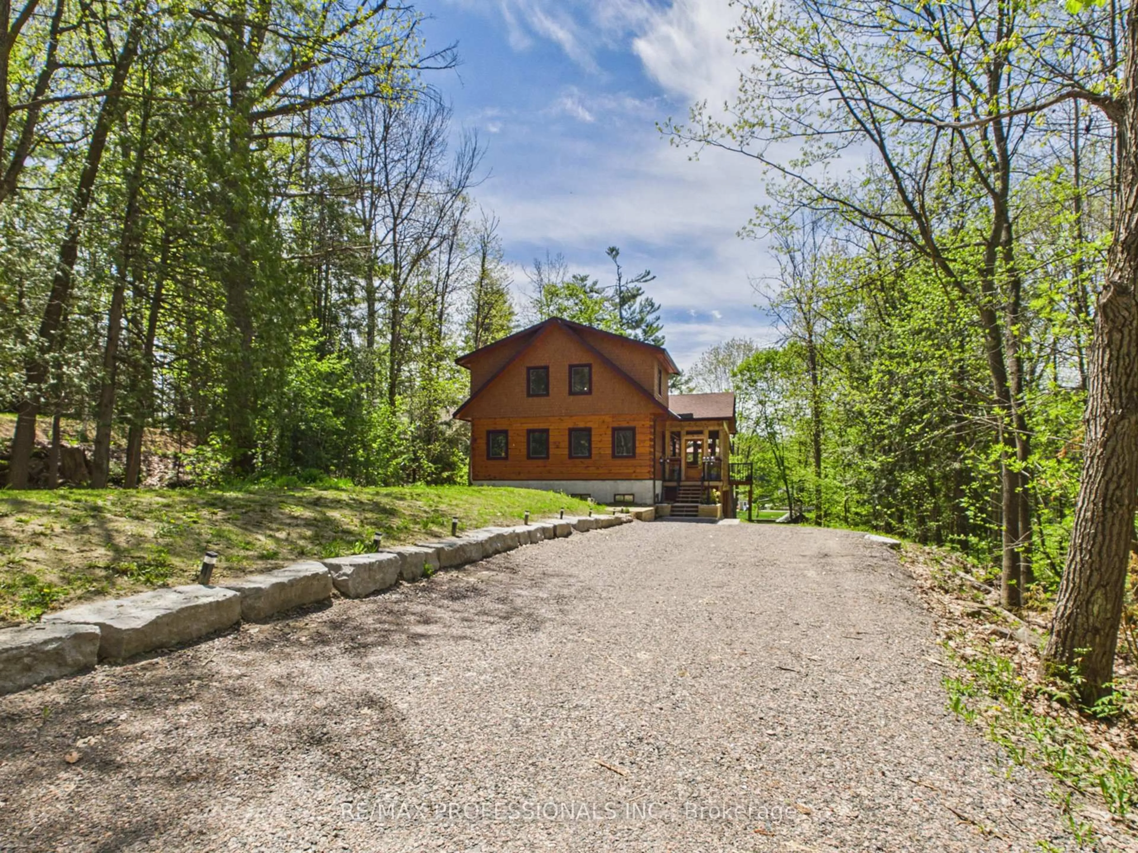 A pic from outside/outdoor area/front of a property/back of a property/a pic from drone, street for 1048 Bagley Rd, Gravenhurst Ontario P0E 1N0