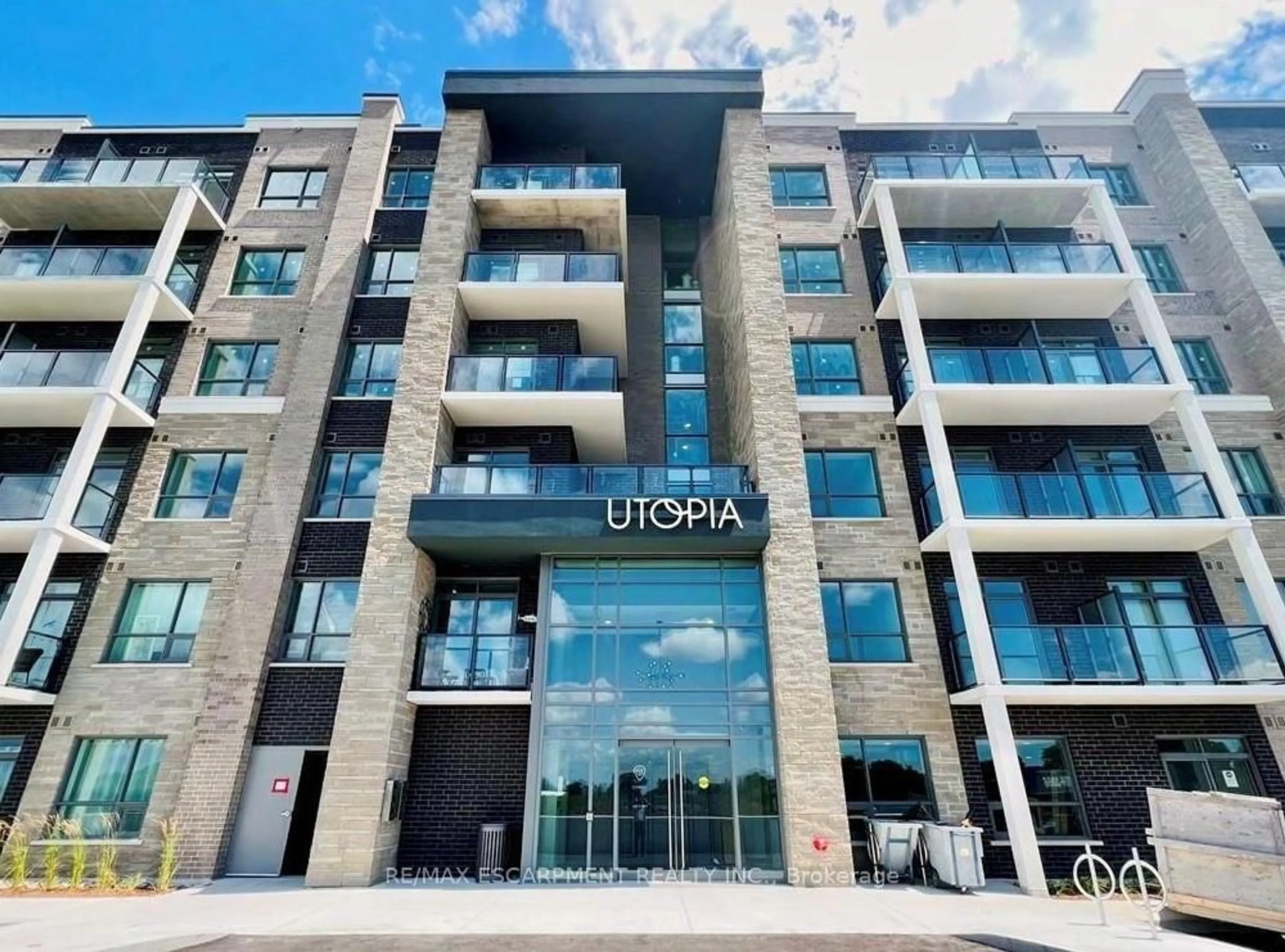 Indoor foyer for 5055 Greenlane Rd #340, Lincoln Ontario L3J 2J3