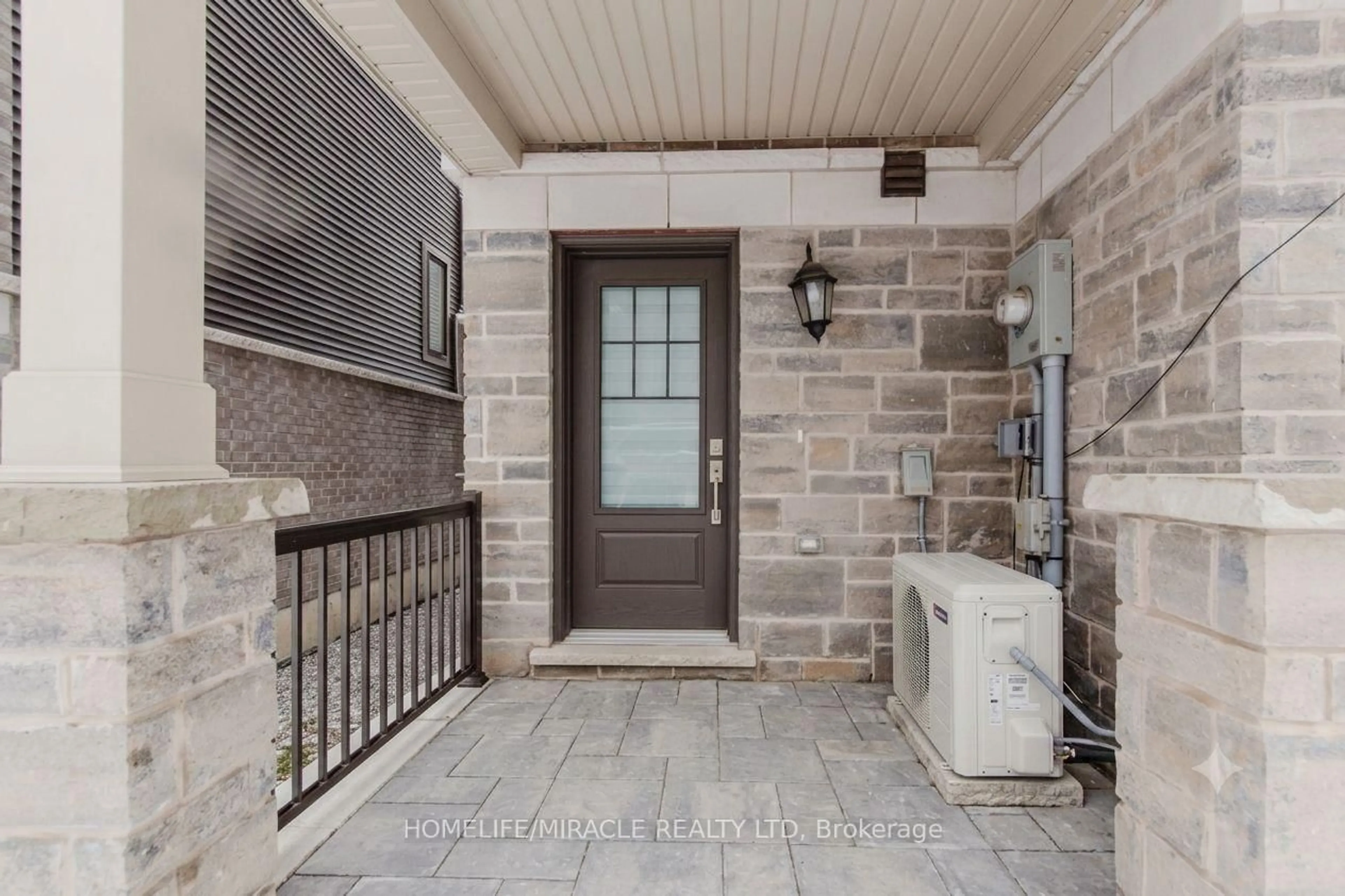 Indoor entryway for 10 Birmingham Dr #92, Cambridge Ontario N1R 0C6