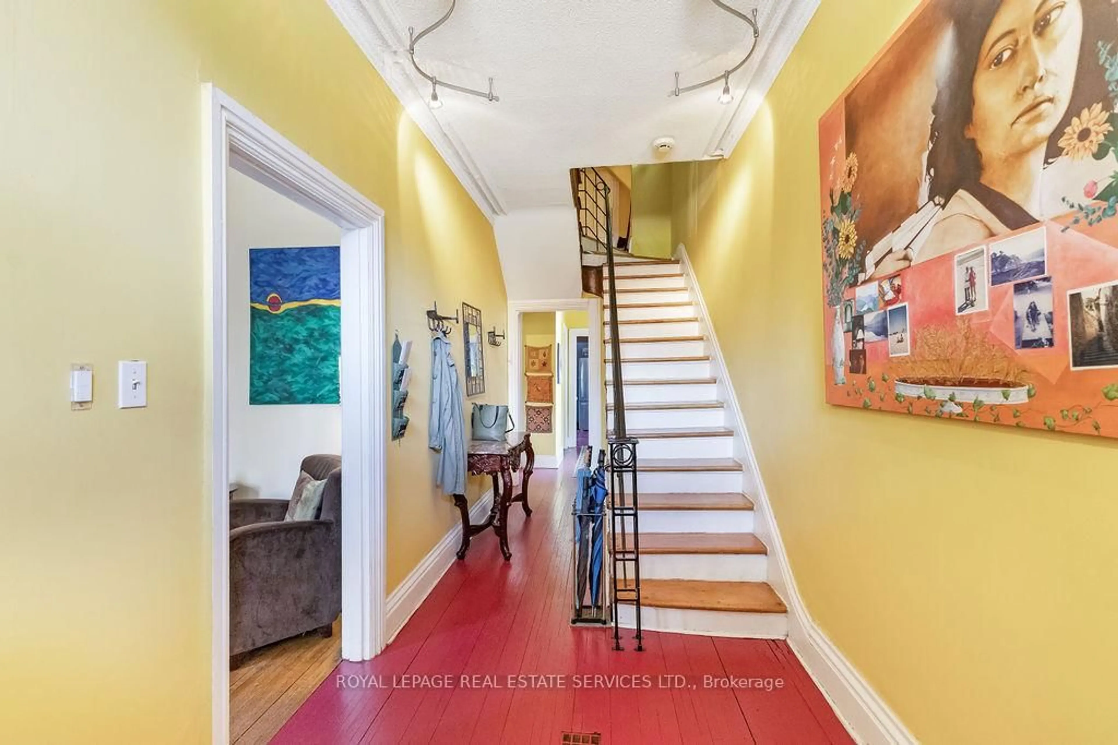 Indoor foyer for 100 Wentworth St, Hamilton Ontario L8N 2Y9