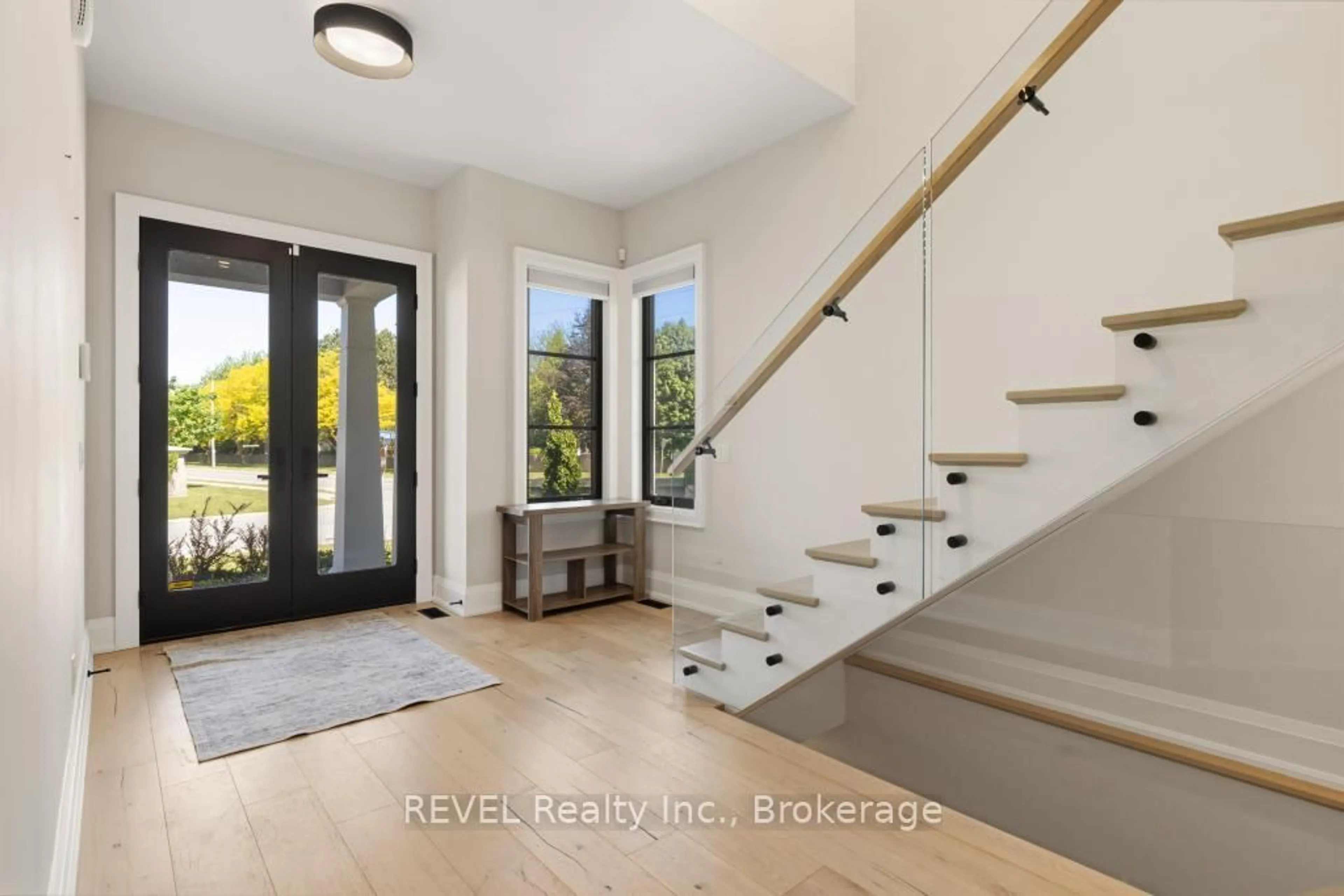 Indoor entryway for 6206 Lucia Dr, Niagara Falls Ontario L2J 0G1