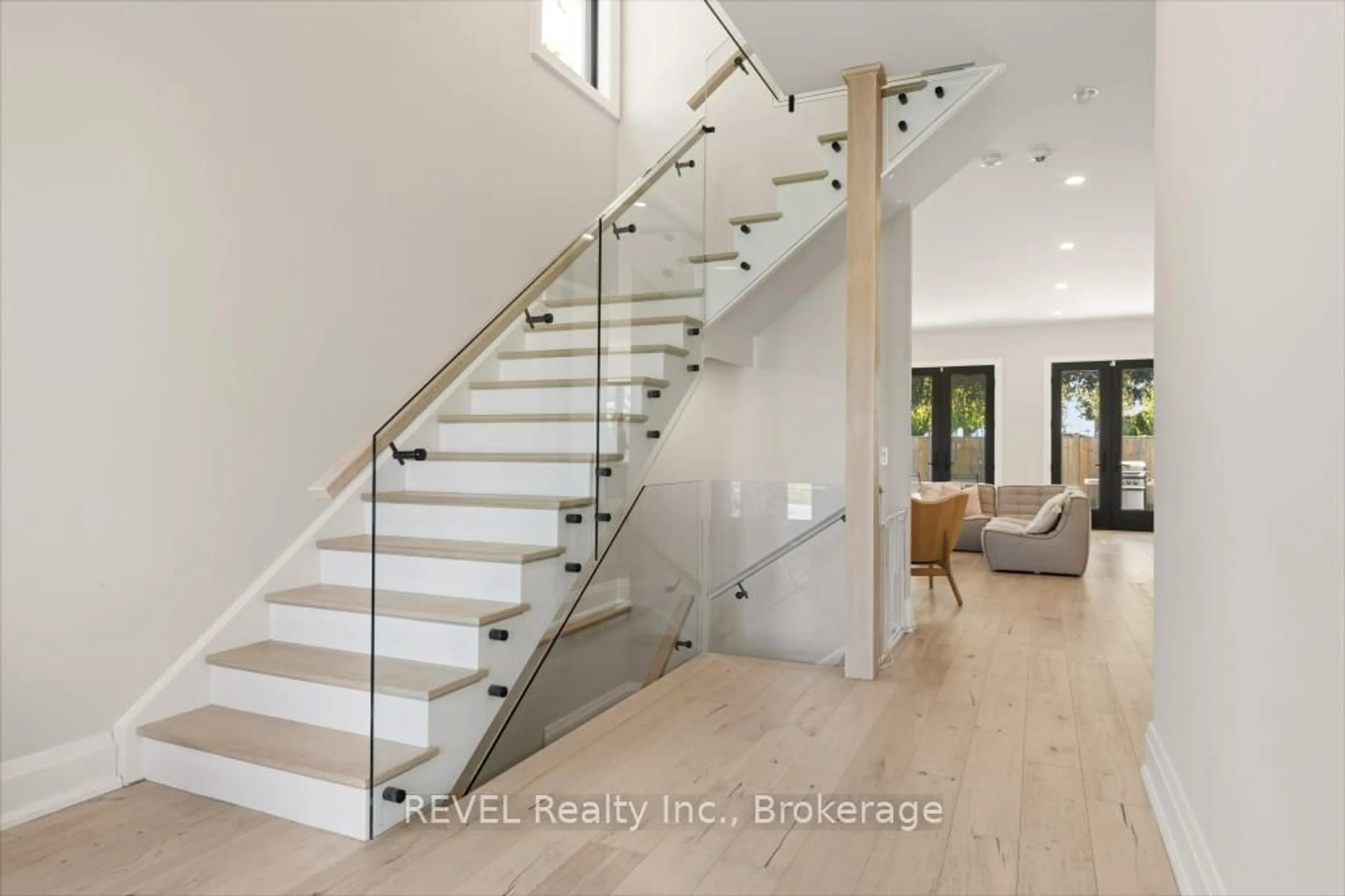 Indoor entryway for 6206 Lucia Dr, Niagara Falls Ontario L2J 0G1