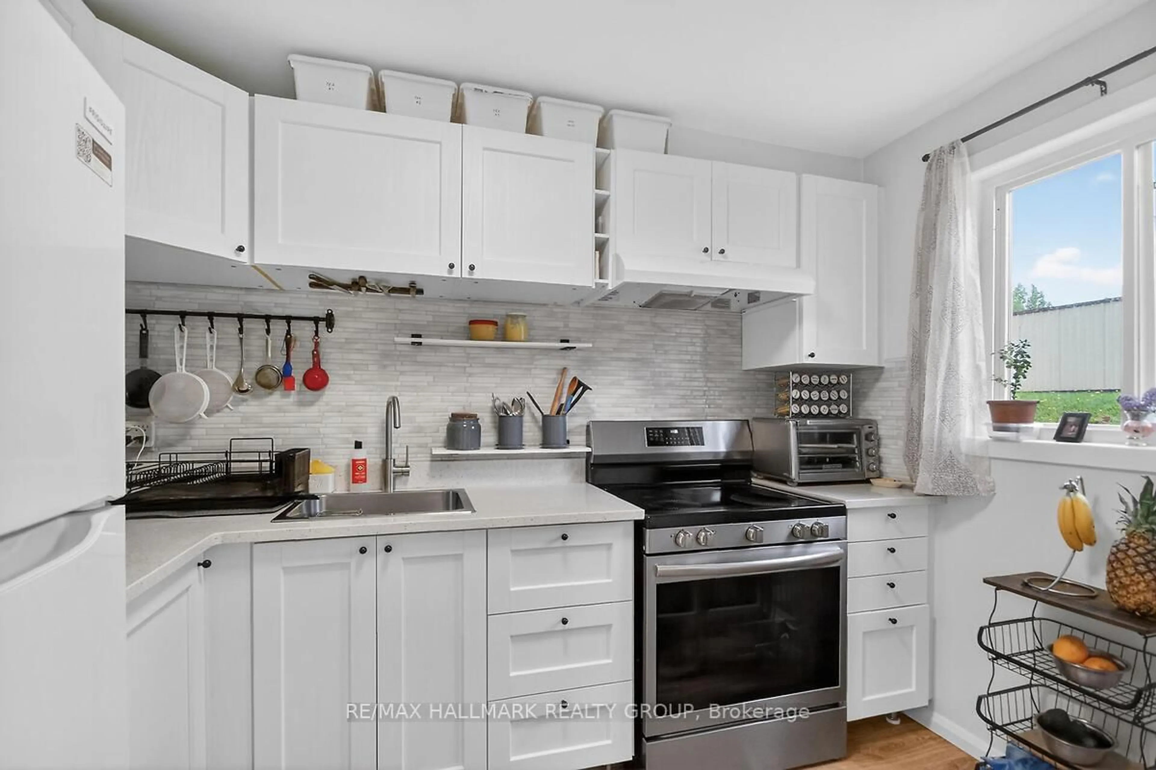 Standard kitchen, ceramic/tile floor for 158 Valley Stream Dr #D, Ottawa Ontario K2H 9C6