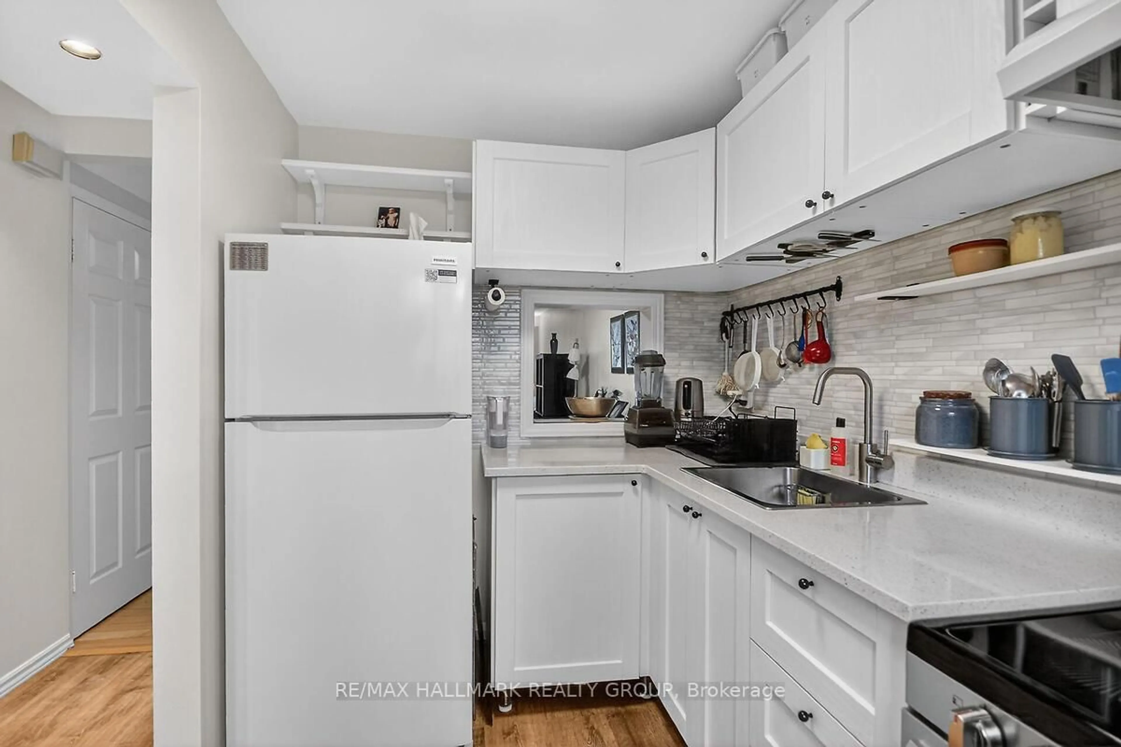 Standard kitchen, unknown for 158 Valley Stream Dr #D, Ottawa Ontario K2H 9C6