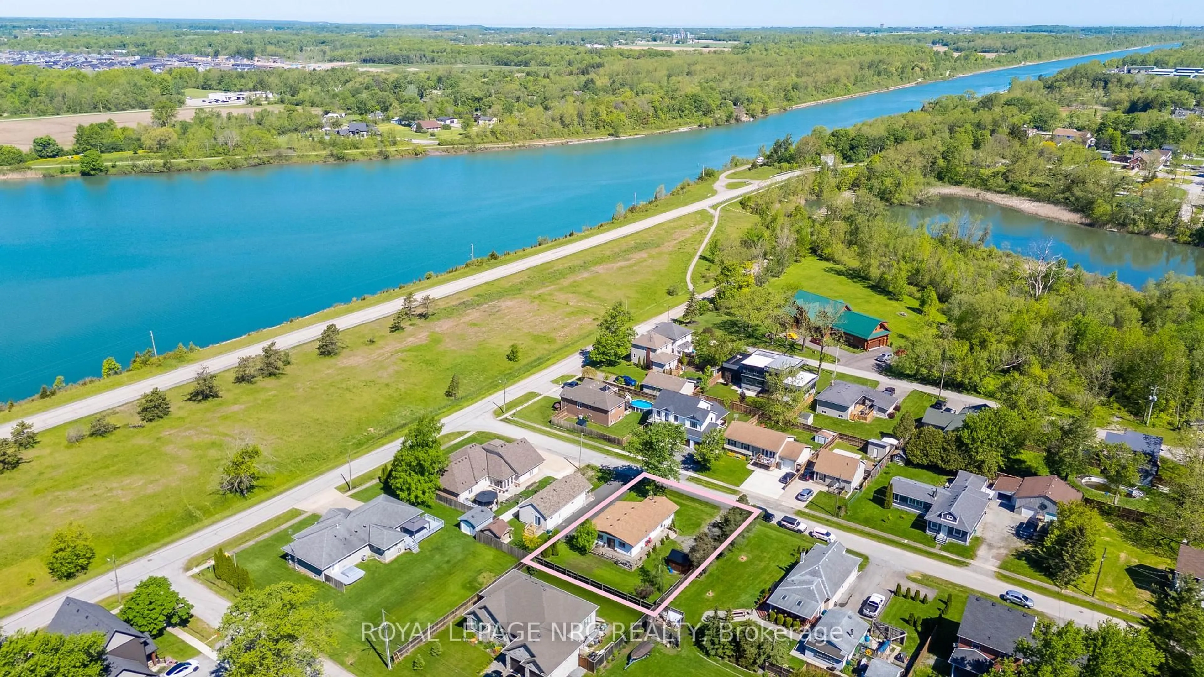 A pic from outside/outdoor area/front of a property/back of a property/a pic from drone, water/lake/river/ocean view for 5 Melrose Ave, Thorold Ontario L0S 1K0