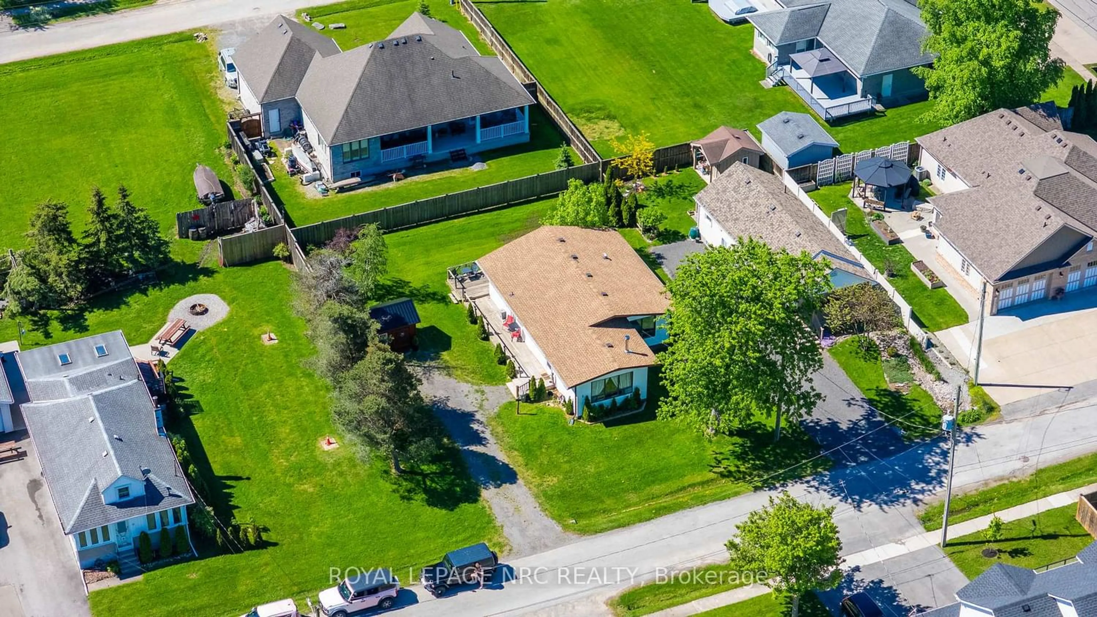 A pic from outside/outdoor area/front of a property/back of a property/a pic from drone, street for 5 Melrose Ave, Thorold Ontario L0S 1K0