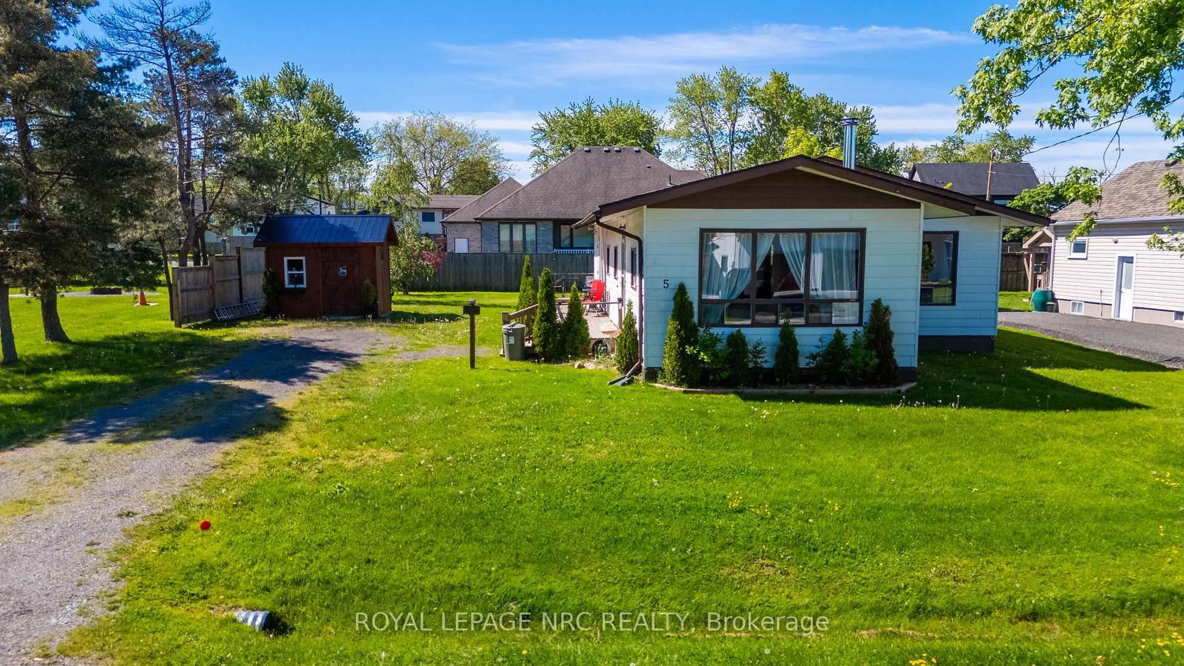 A pic from outside/outdoor area/front of a property/back of a property/a pic from drone, unknown for 5 Melrose Ave, Thorold Ontario L0S 1K0
