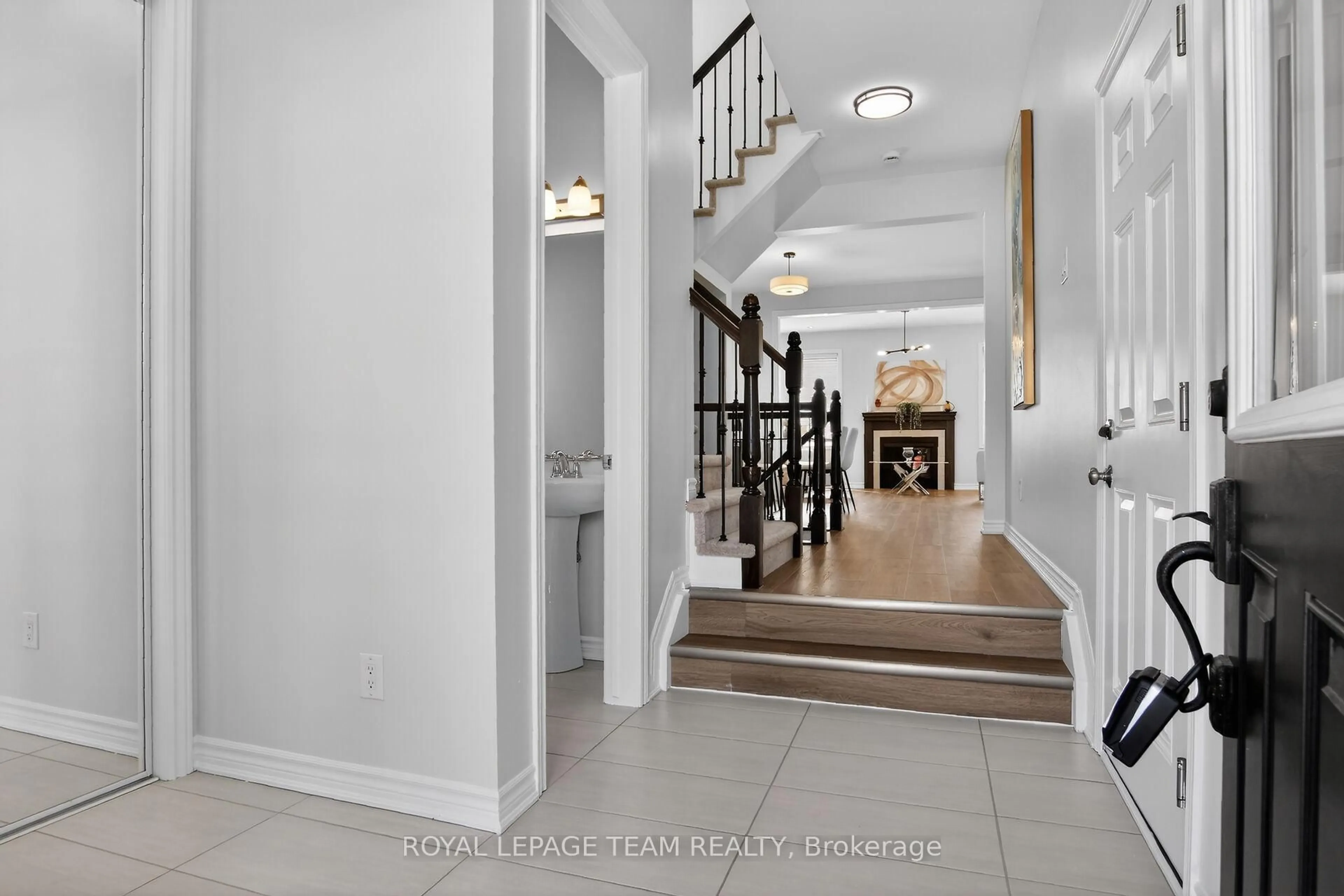 Indoor entryway for 925 Whimbrel Way, Ottawa Ontario K2J 6C5