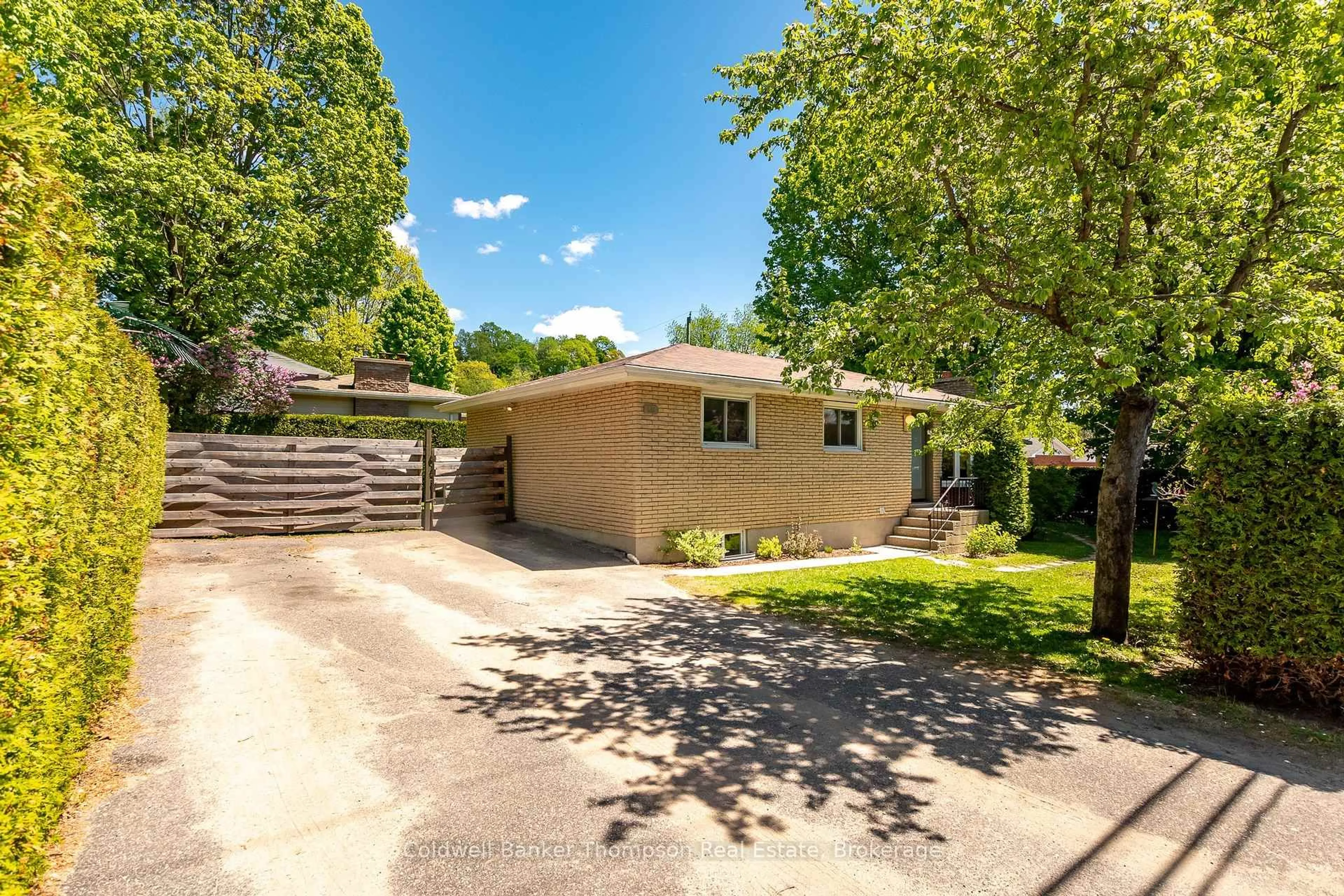 A pic from outside/outdoor area/front of a property/back of a property/a pic from drone, street for 15 Wellington Crt, Bracebridge Ontario P1L 1B9