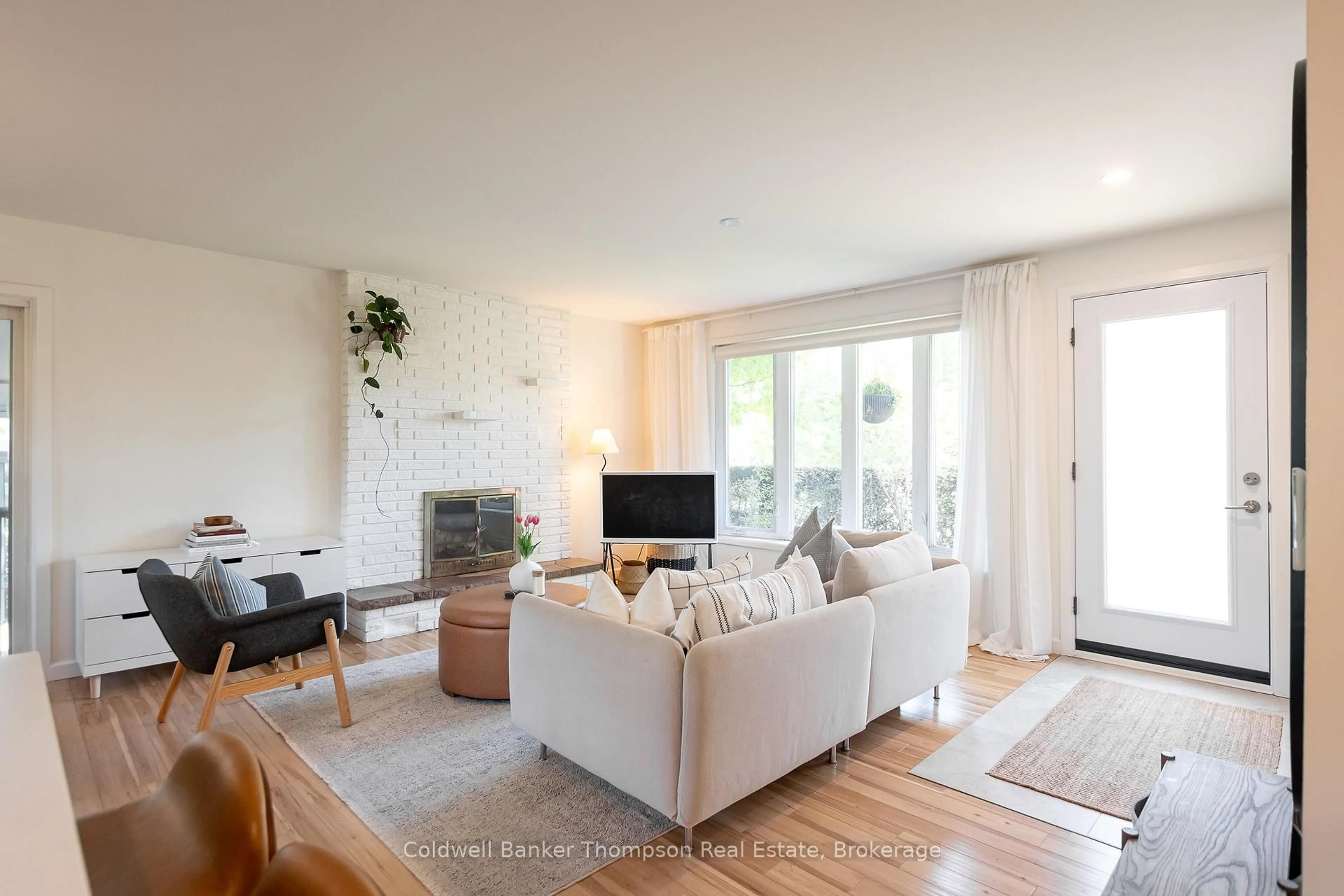 Living room with furniture, unknown for 15 Wellington Crt, Bracebridge Ontario P1L 1B9