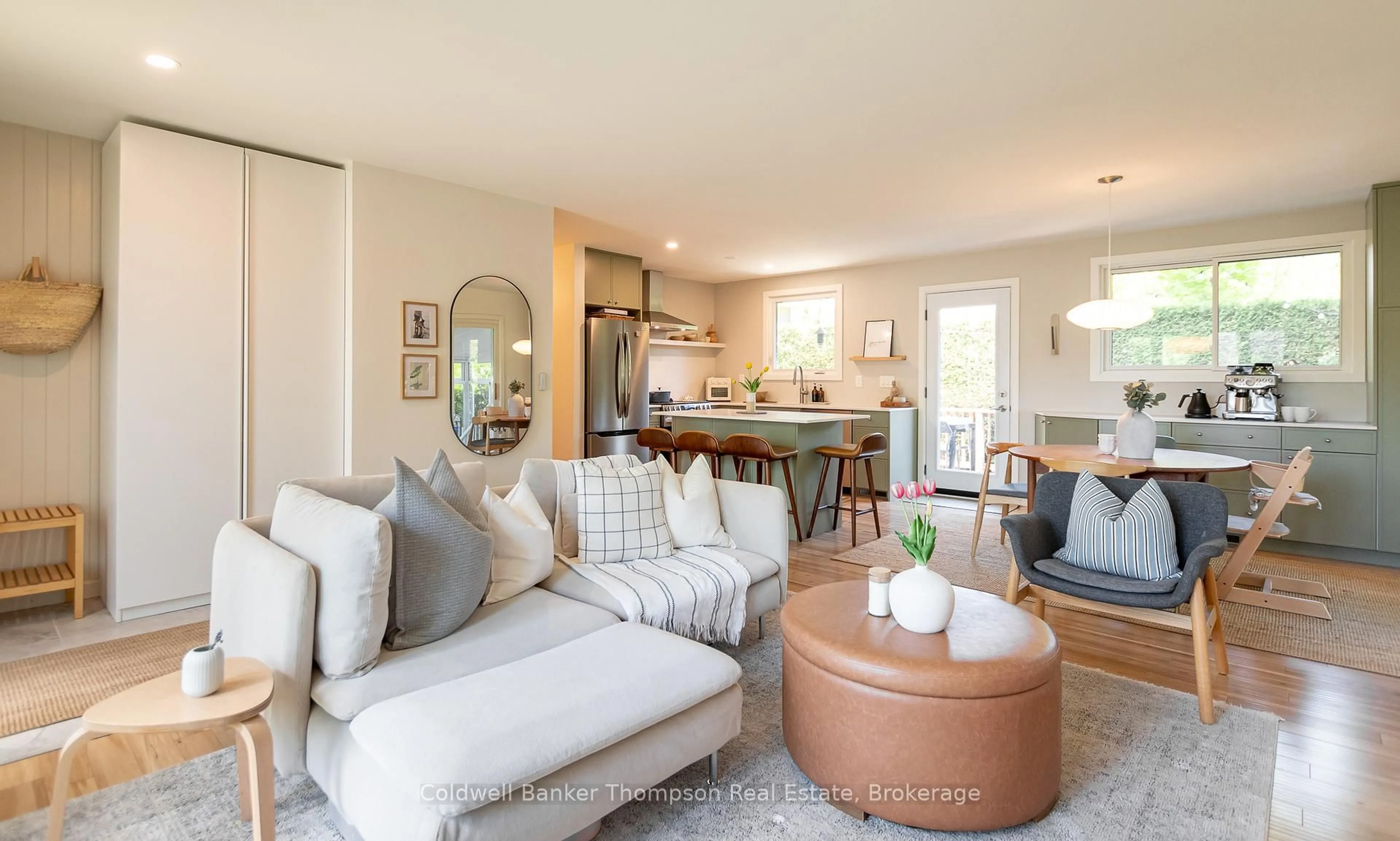 Living room with furniture, unknown for 15 Wellington Crt, Bracebridge Ontario P1L 1B9