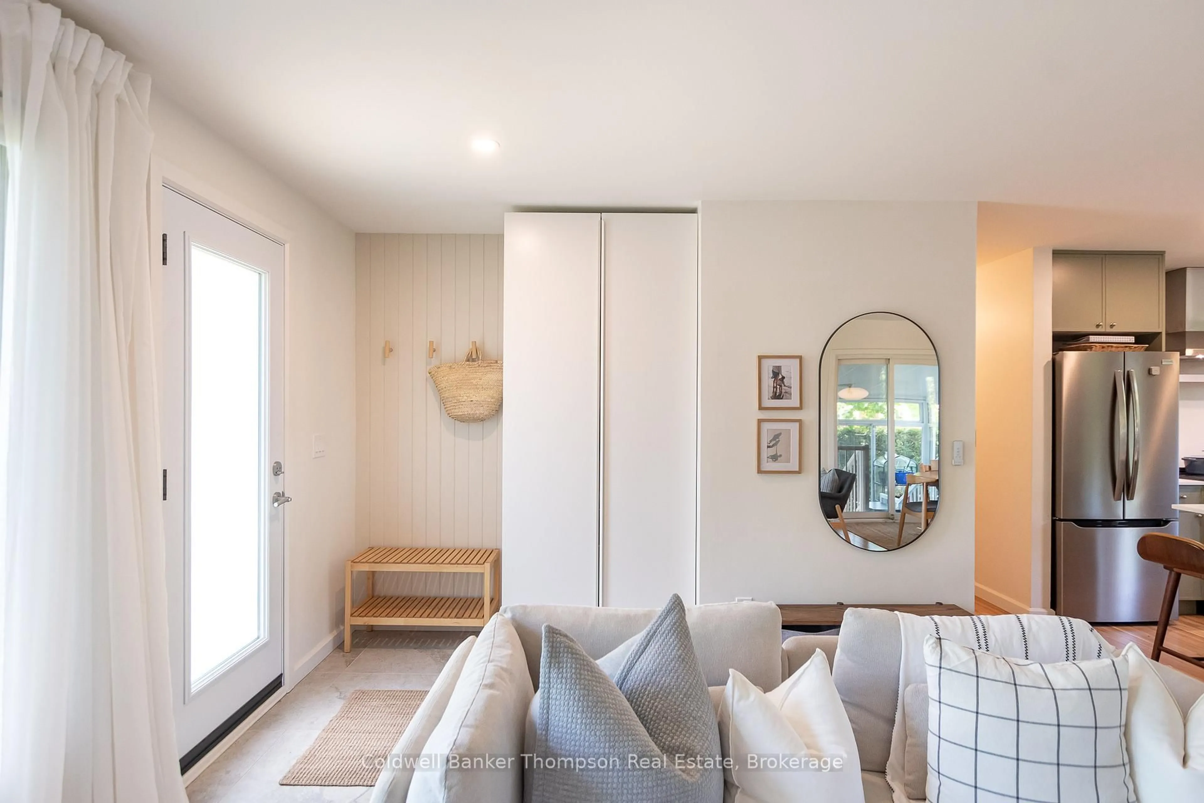 Indoor entryway for 15 Wellington Crt, Bracebridge Ontario P1L 1B9