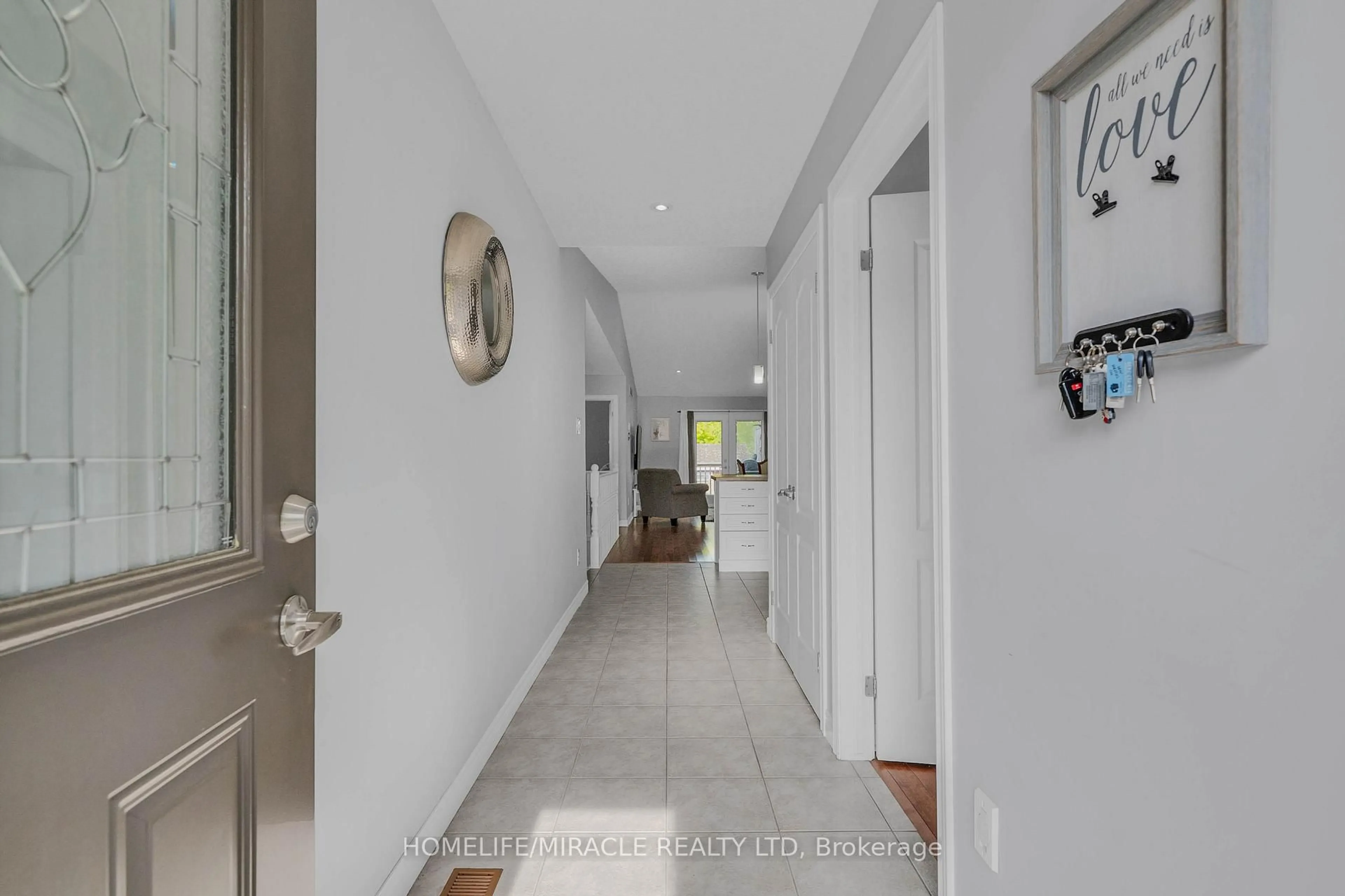 Indoor foyer for 560 Grey St #3, Brantford Ontario N3S 0C4