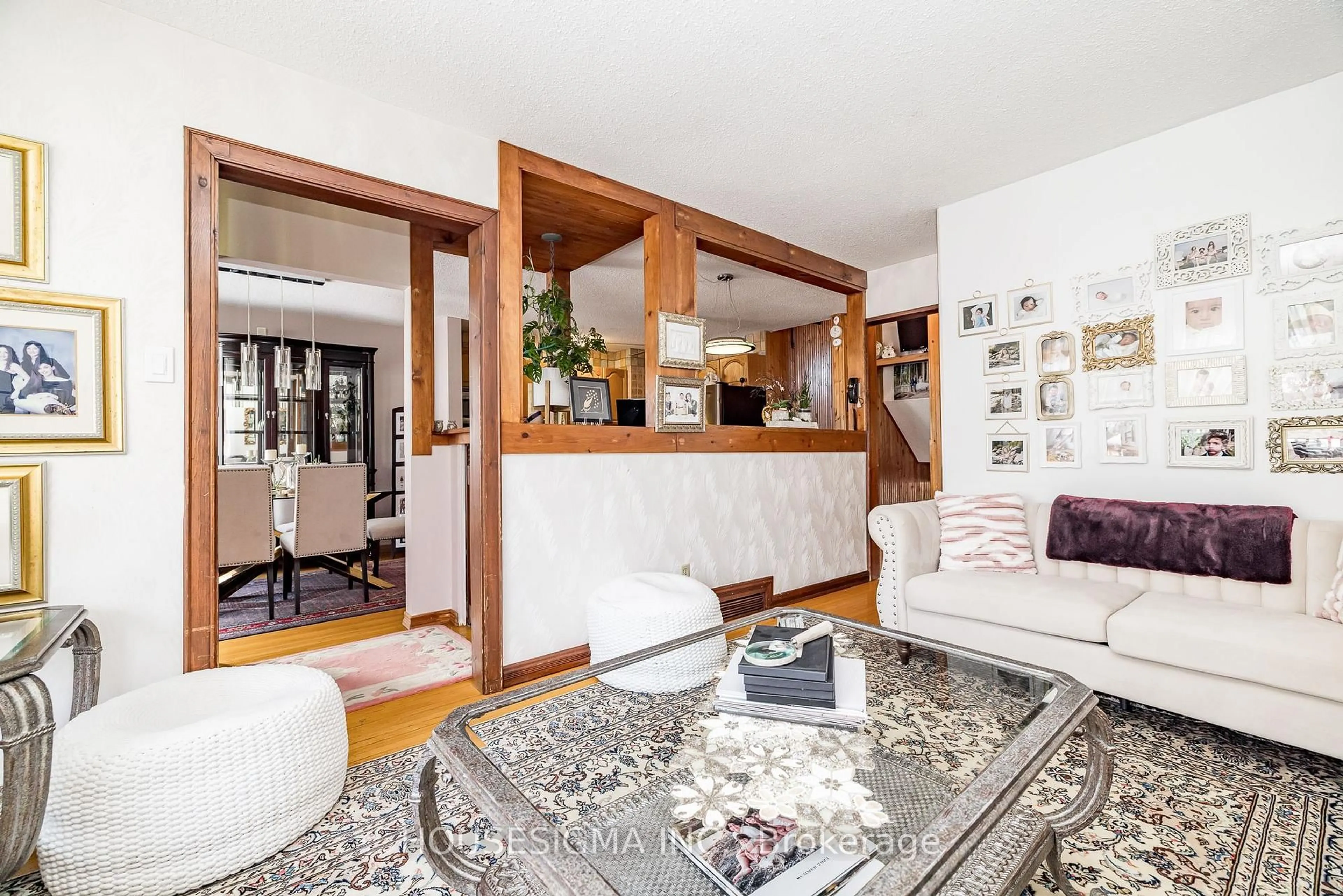 Living room with furniture, unknown for 994 Charlton Dr, Ottawa Ontario K1J 8B3