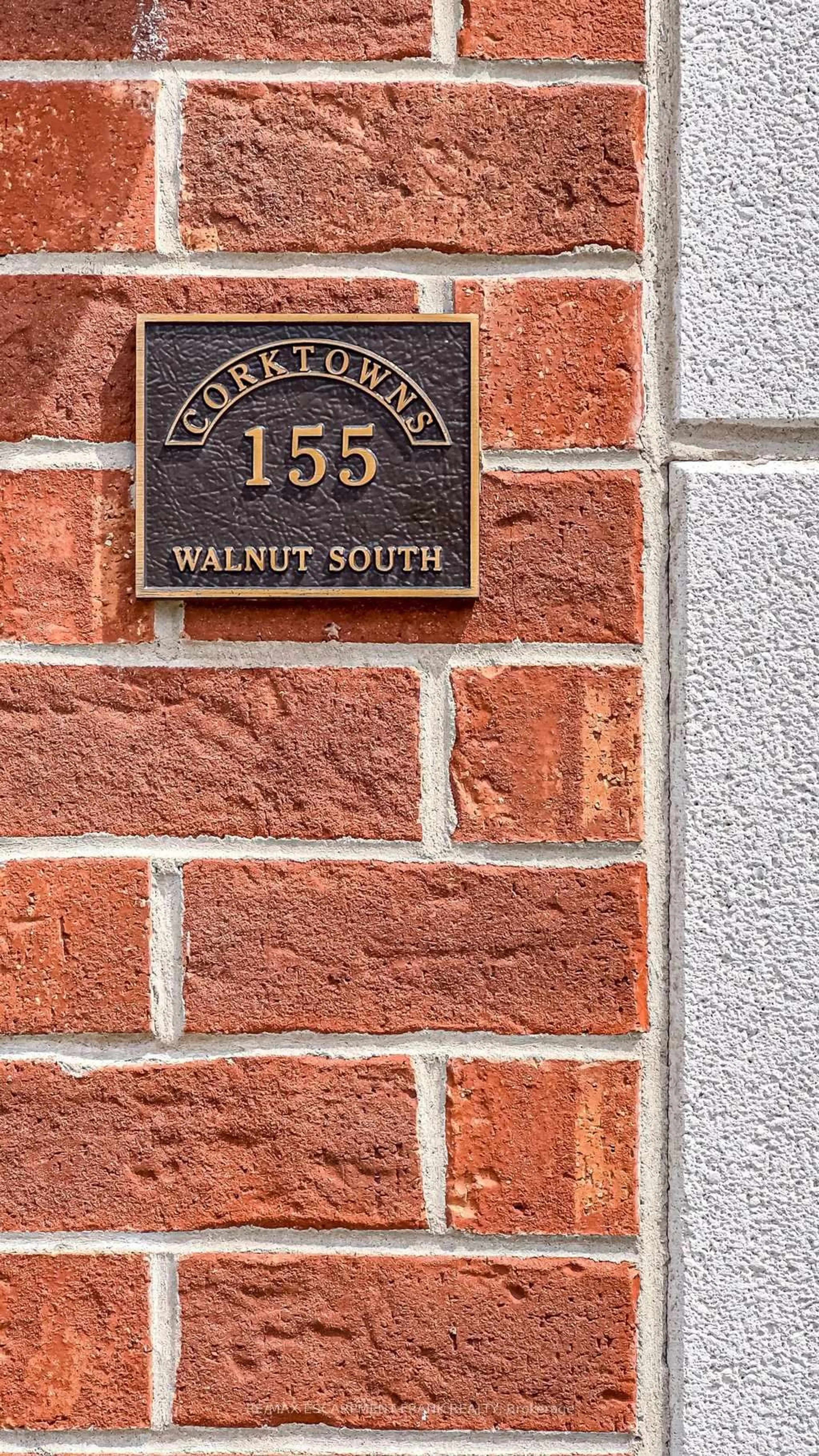 Home with brick exterior material, building for 155 Walnut St, Hamilton Ontario L8N 0A8
