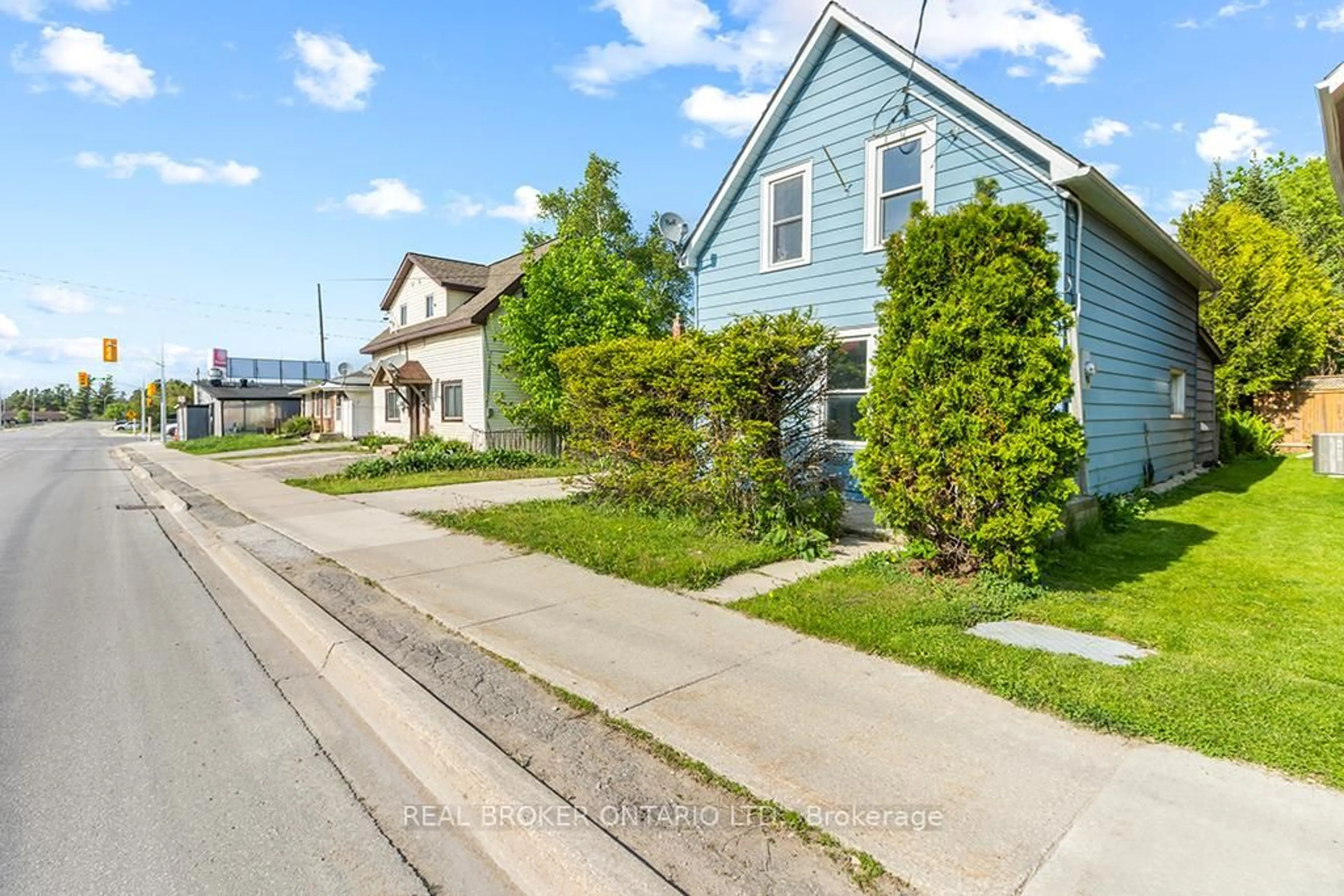 A pic from outside/outdoor area/front of a property/back of a property/a pic from drone, street for 1323 2nd Ave, Owen Sound Ontario N4K 4N5