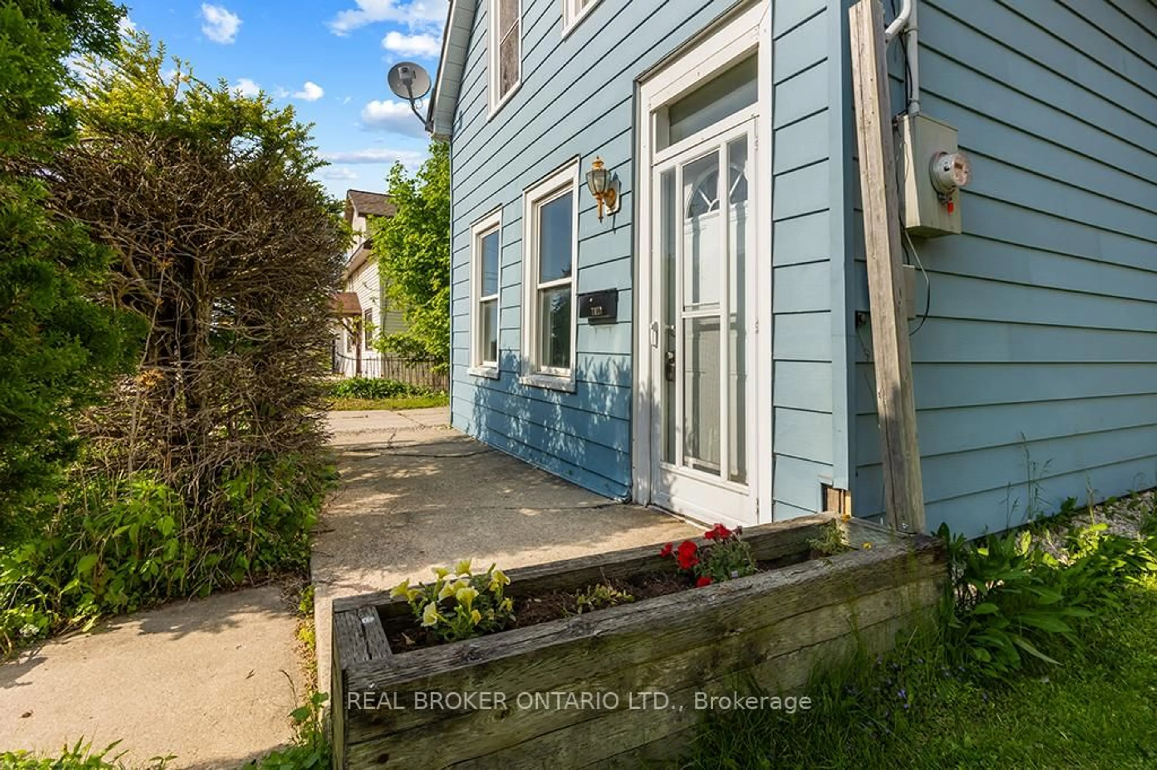 Patio, street for 1323 2nd Ave, Owen Sound Ontario N4K 4N5
